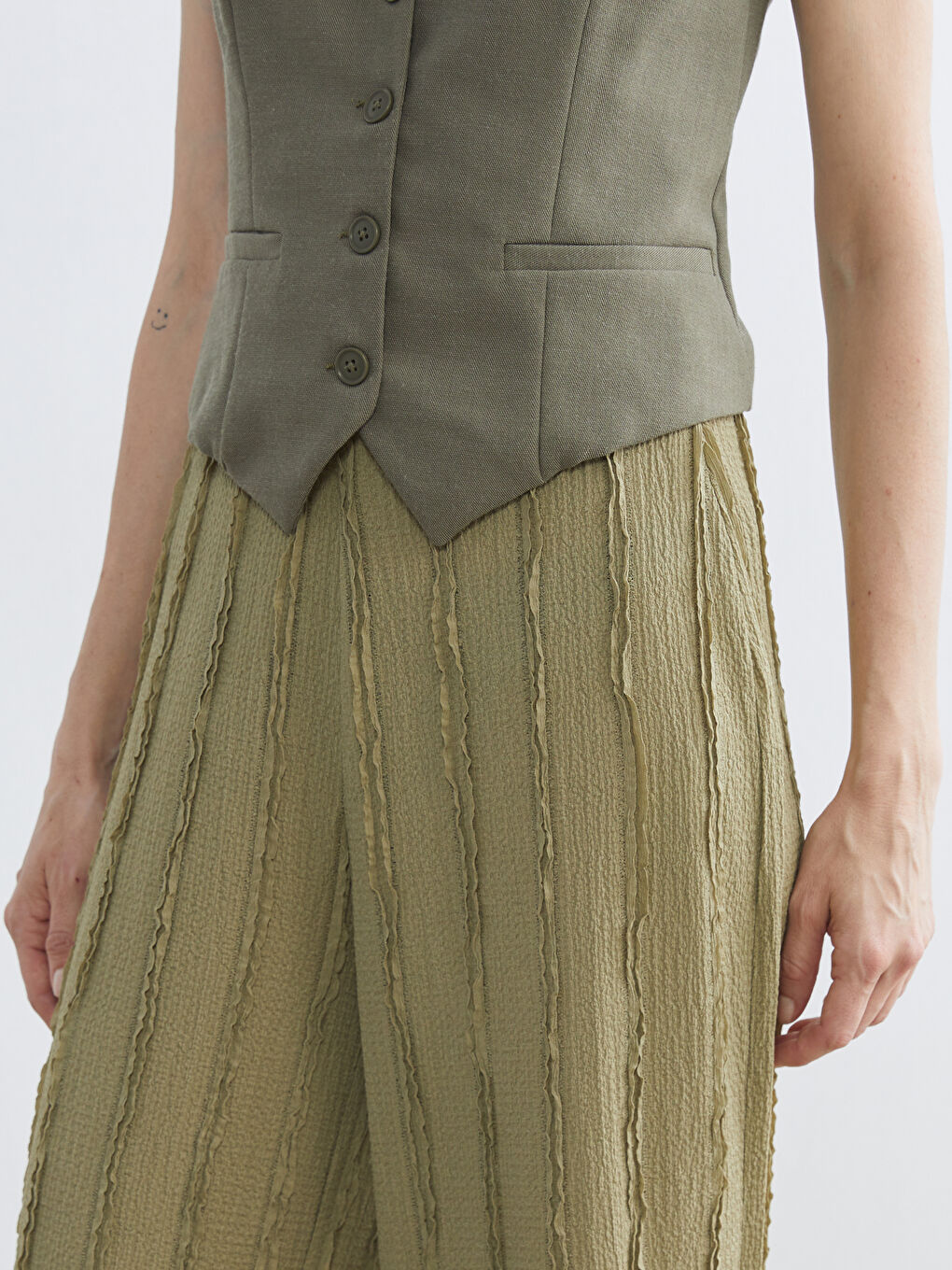 Женские текстурированные брюки с эластичным поясом-2