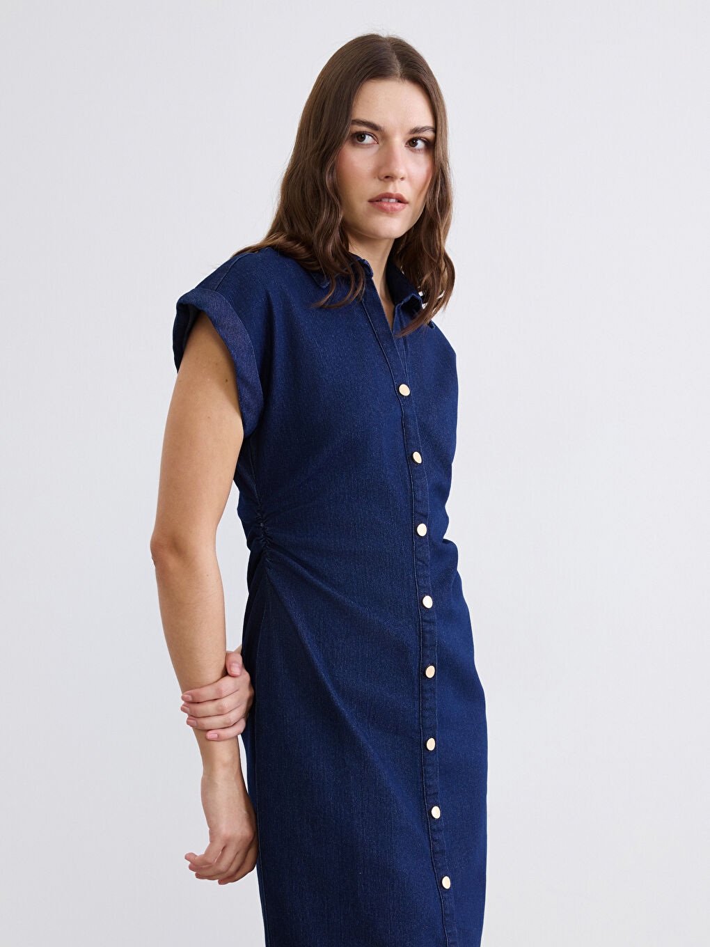 Көйлек жағалы жиналған деним көйлек