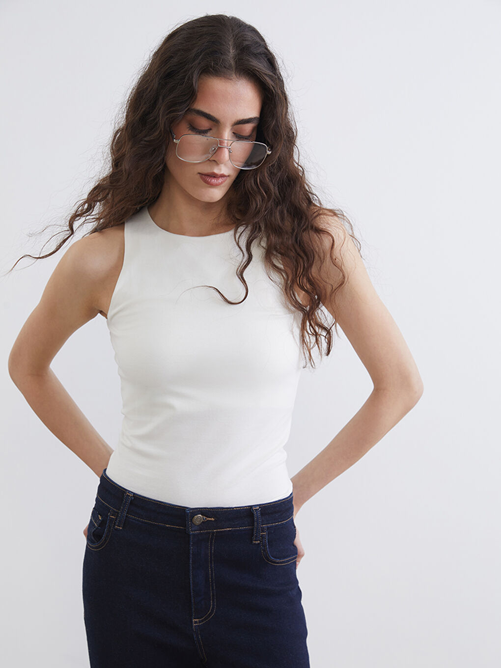 Ženska majica bez rukava sa okruglim izrezom