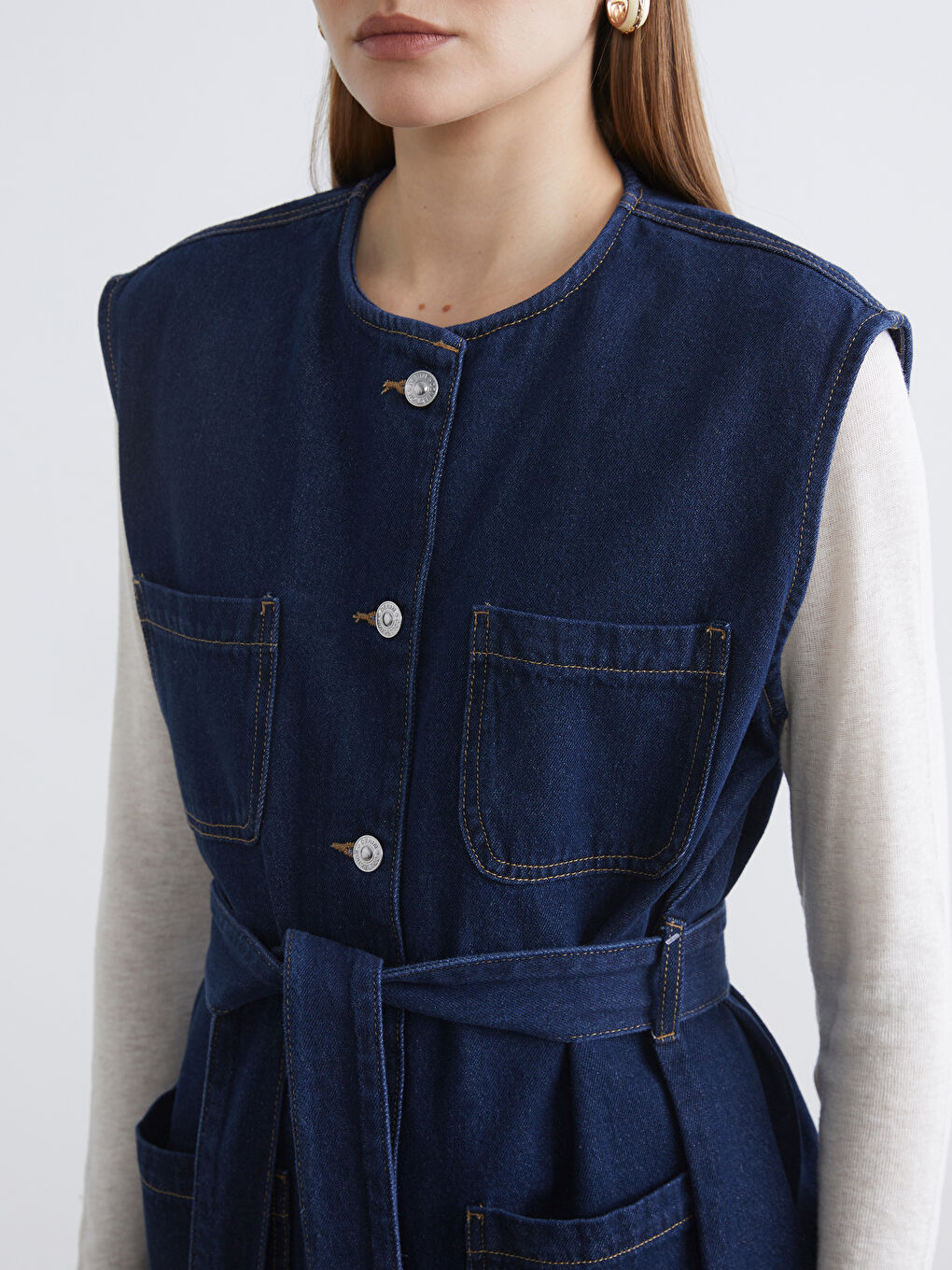 Women's crew neck denim vest.-2