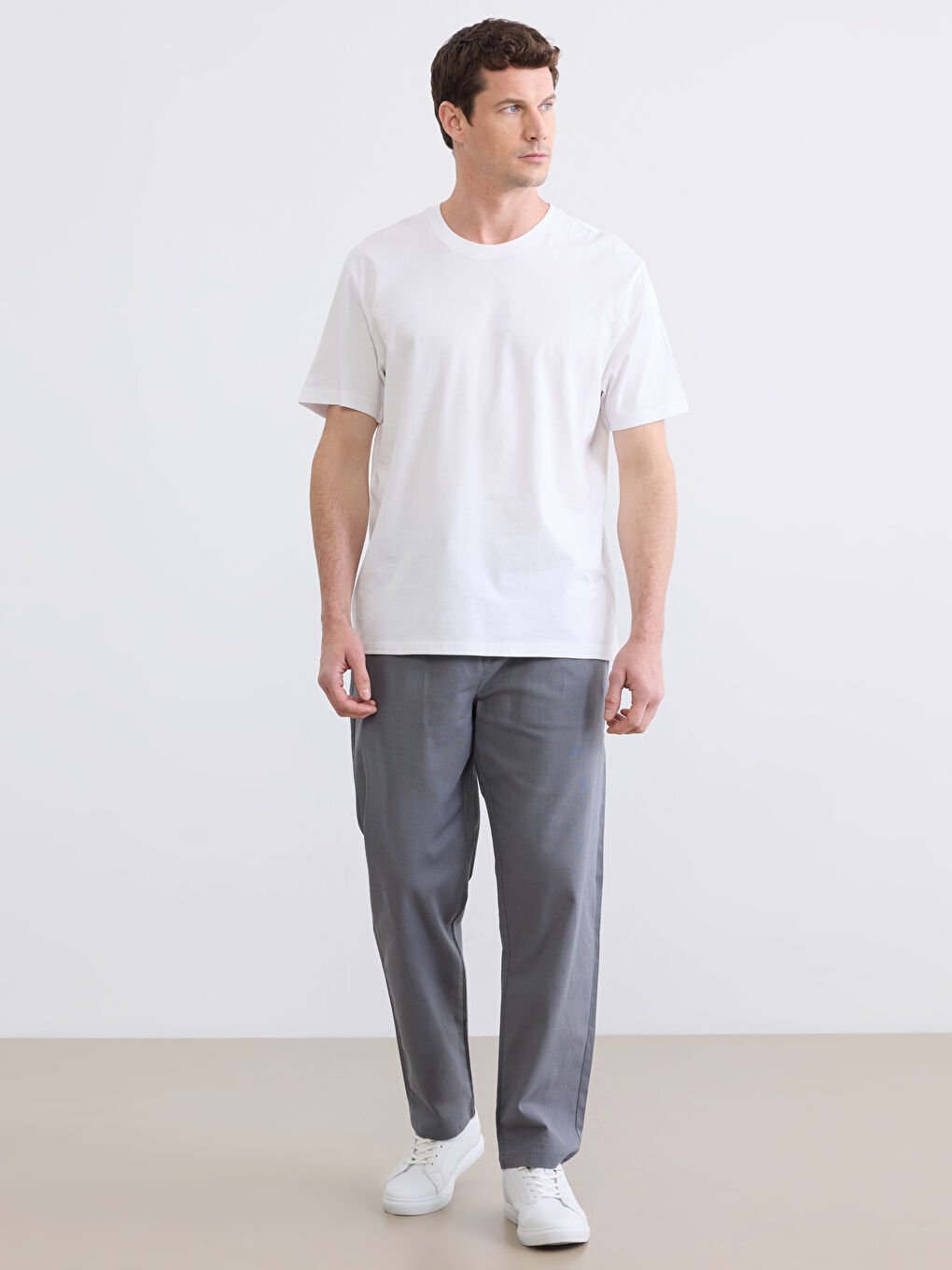 Beyaz Bisiklet Yaka Kısa Kollu Erkek Tişört-1