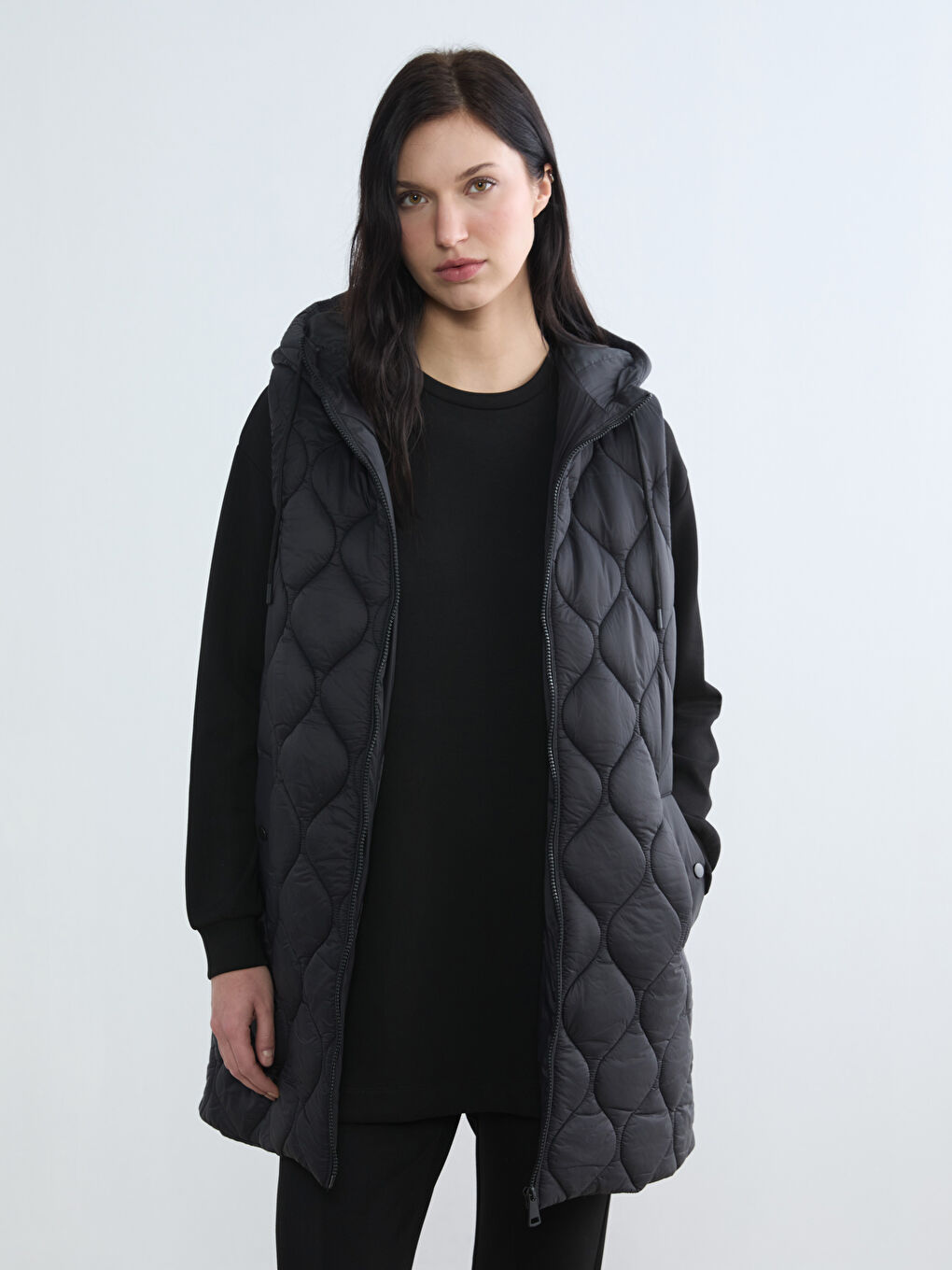 Siyah Kapüşonlu Kapitone Kadın Şişme Yelek