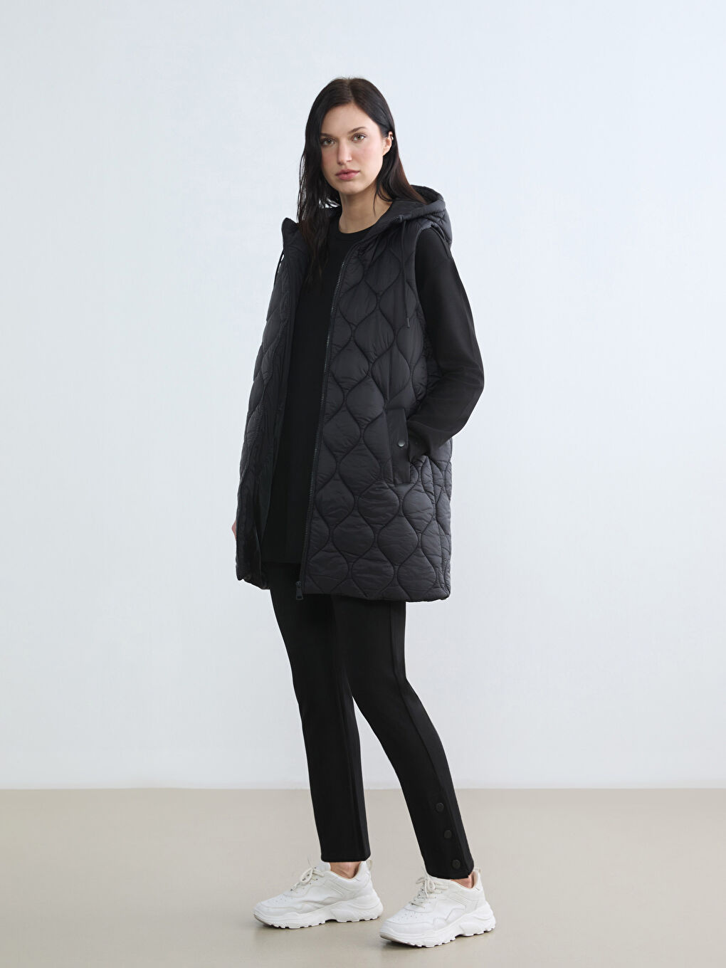 Siyah Kapüşonlu Kapitone Kadın Şişme Yelek-1