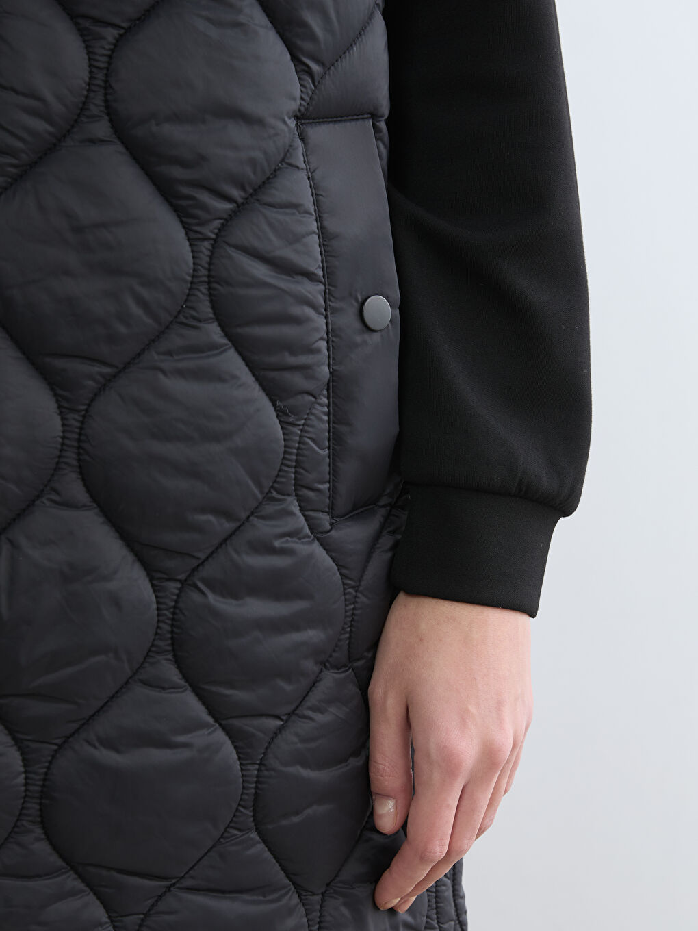 Siyah Kapüşonlu Kapitone Kadın Şişme Yelek-2