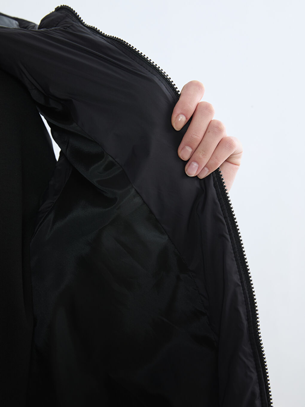 Siyah Kapüşonlu Kapitone Kadın Şişme Yelek-3