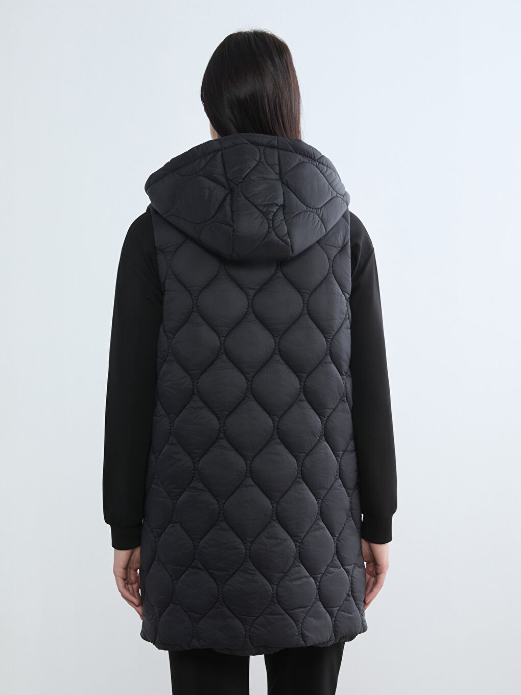 Siyah Kapüşonlu Kapitone Kadın Şişme Yelek-4