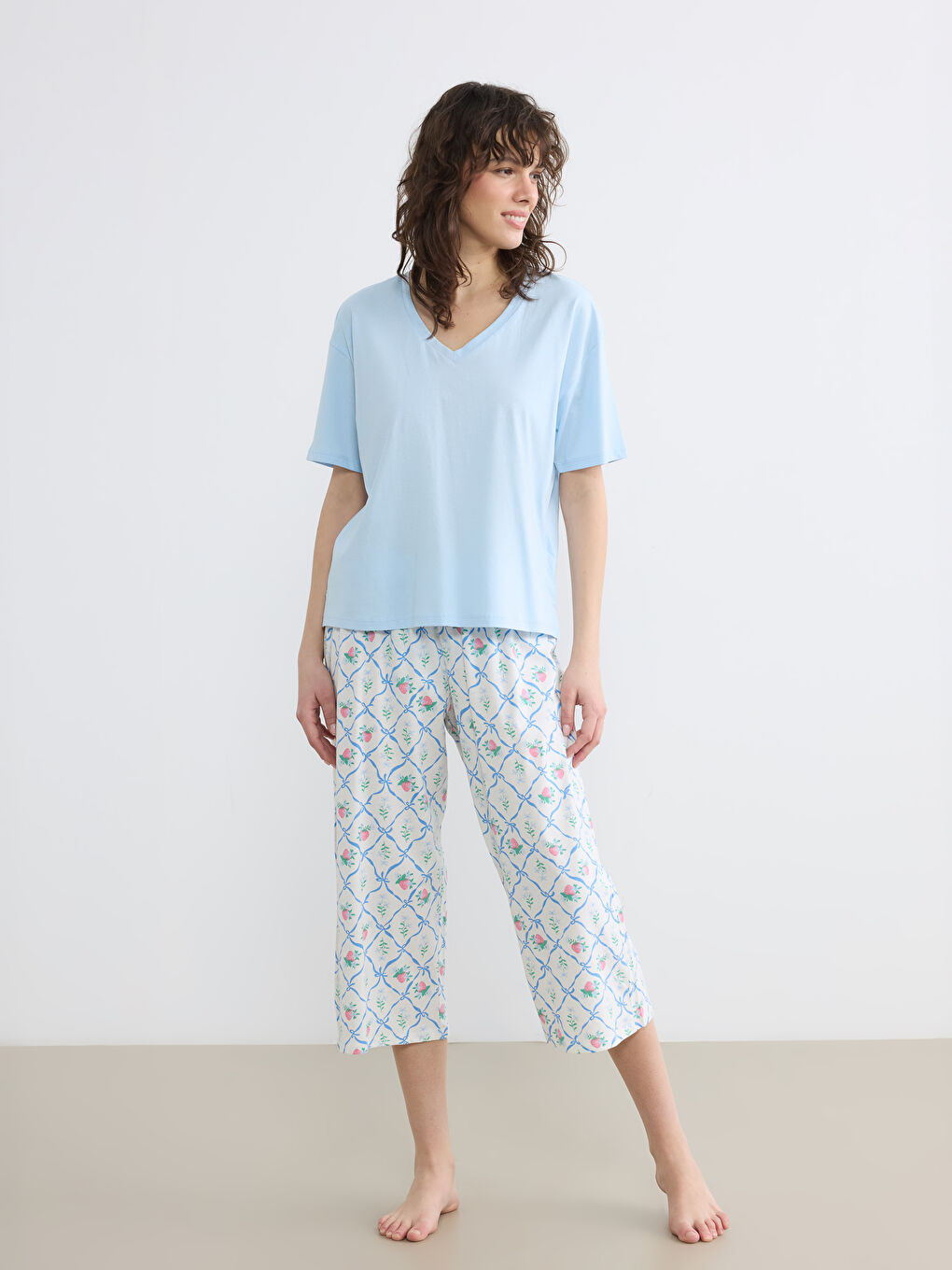 Ekru V Yaka Desenli Kadın Kaprili Pijama Takımı-1