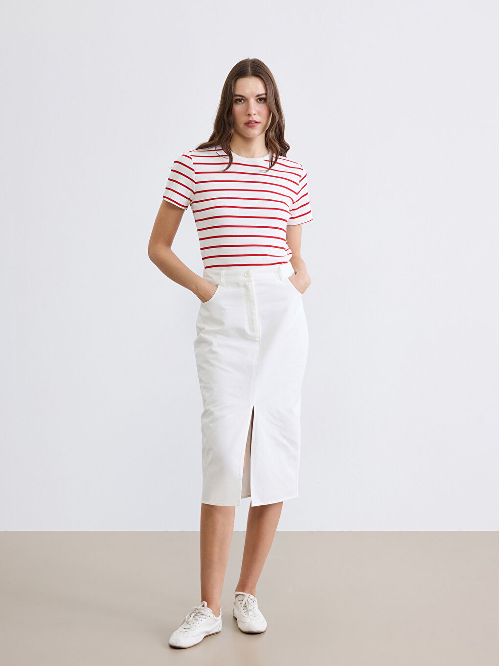 Kırmızı Bisiklet Yaka Çizgili Kadın Tişört-1