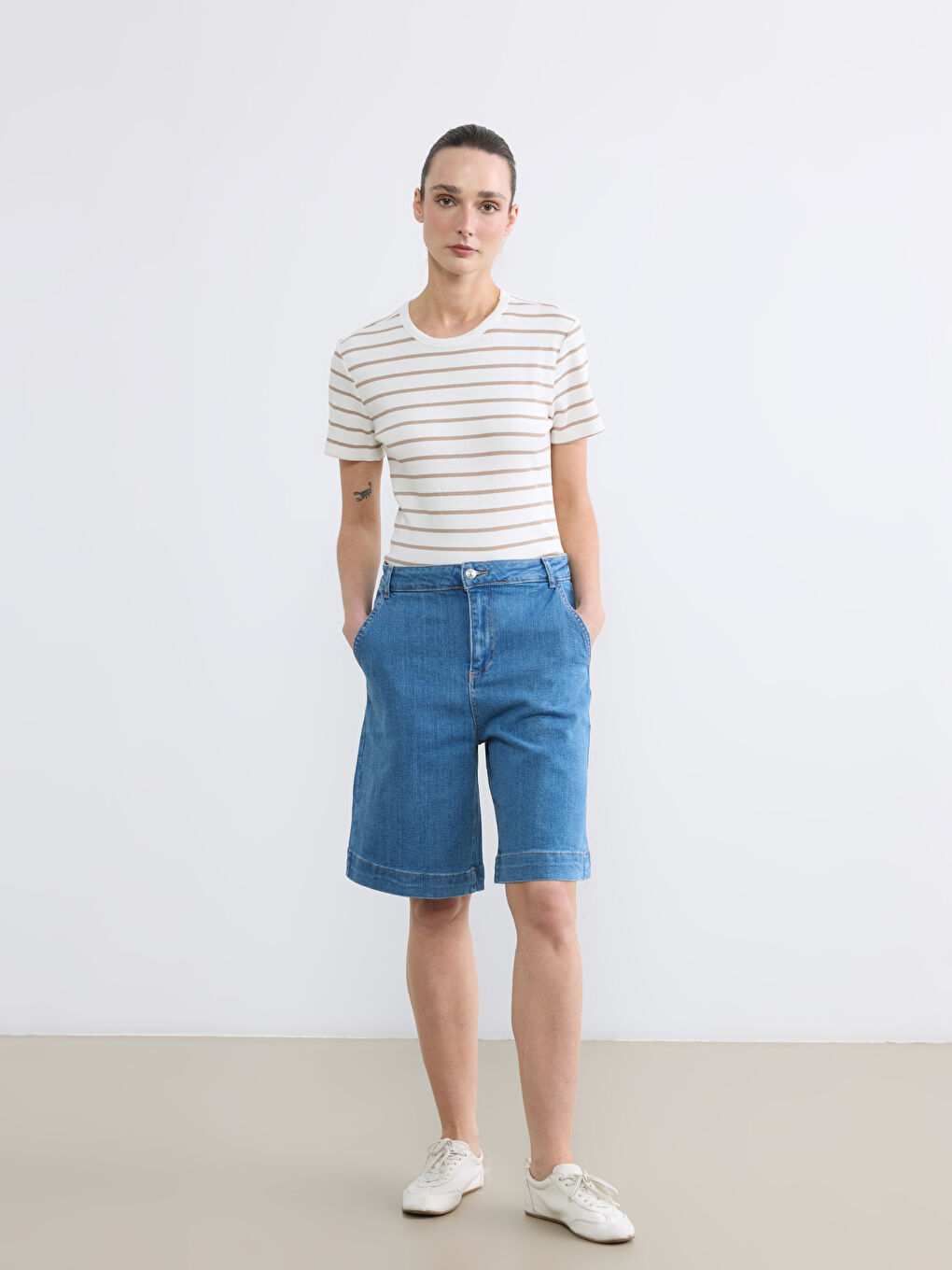 Bej Bisiklet Yaka Çizgili Kadın Tişört-1