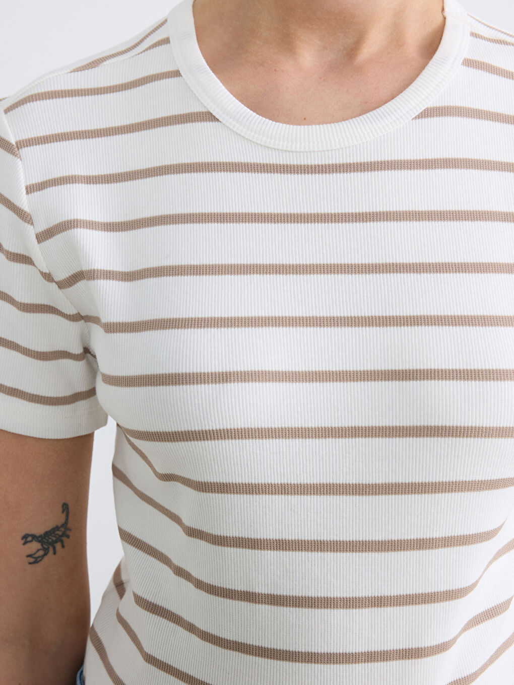 Bej Bisiklet Yaka Çizgili Kadın Tişört-2