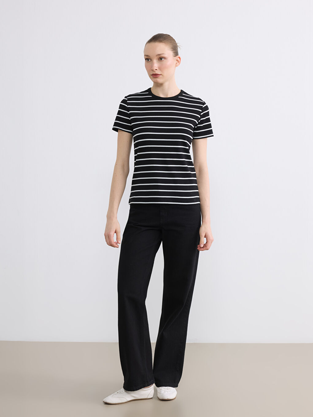 Siyah Bisiklet Yaka Çizgili Kadın Tişört-1
