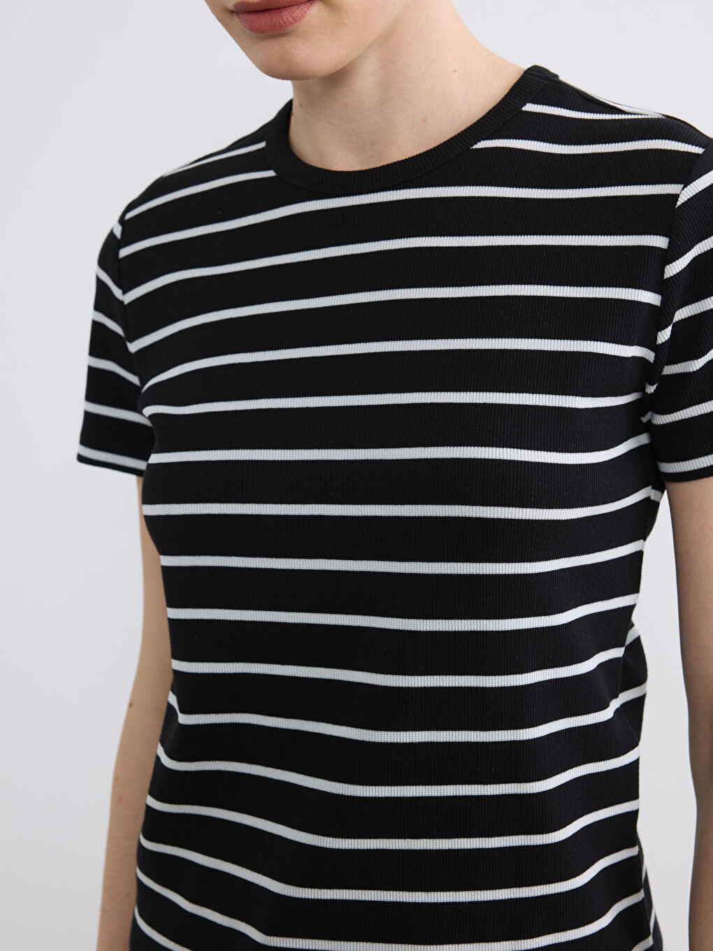 Siyah Bisiklet Yaka Çizgili Kadın Tişört-2