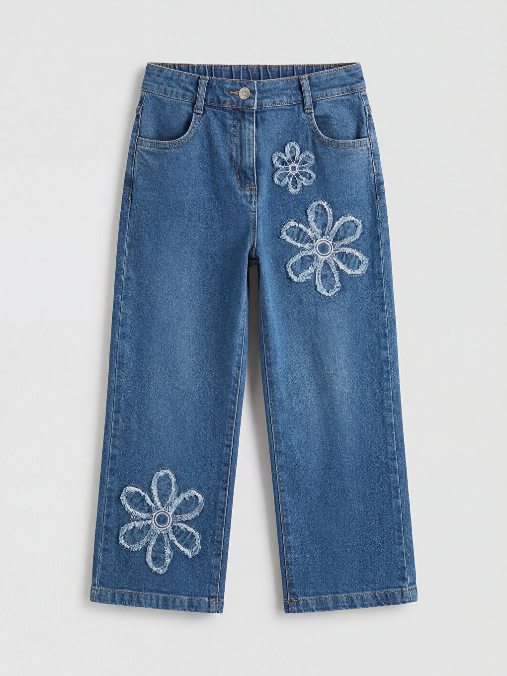 جينز بناتي مطرز بقصّة مستقيمة