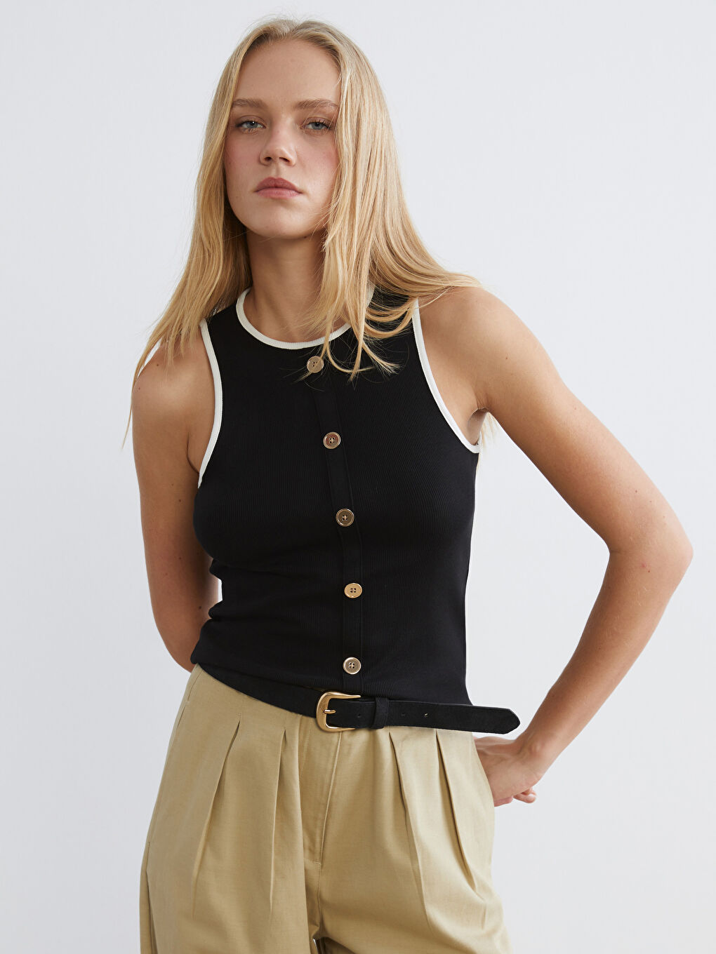 Женское боди с деталями на пуговицах