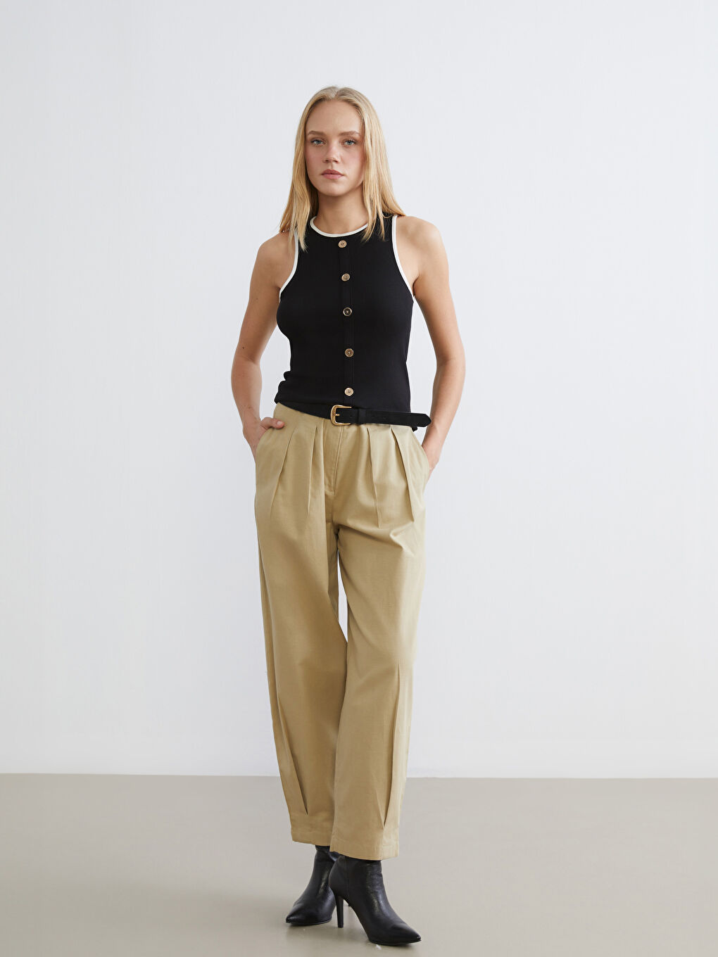 Женское боди с деталями на пуговицах-1