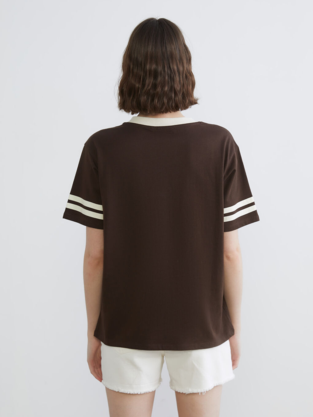 تیشێرت قاوه‌یی ژن-3