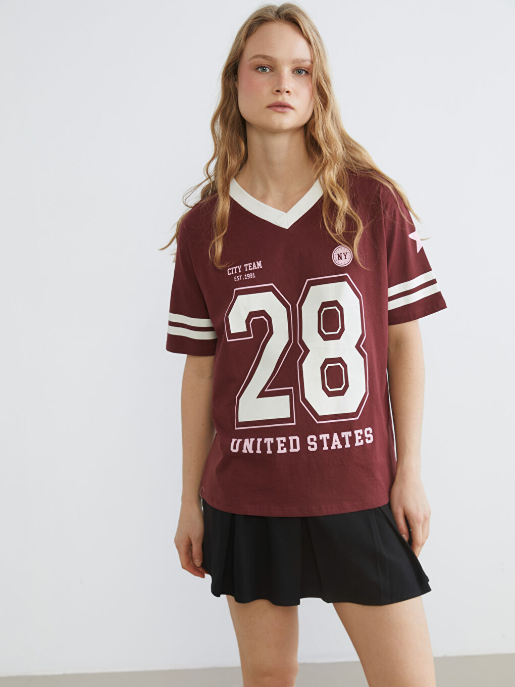 v жағалы принтті оверсайз әйелдер футболкасы