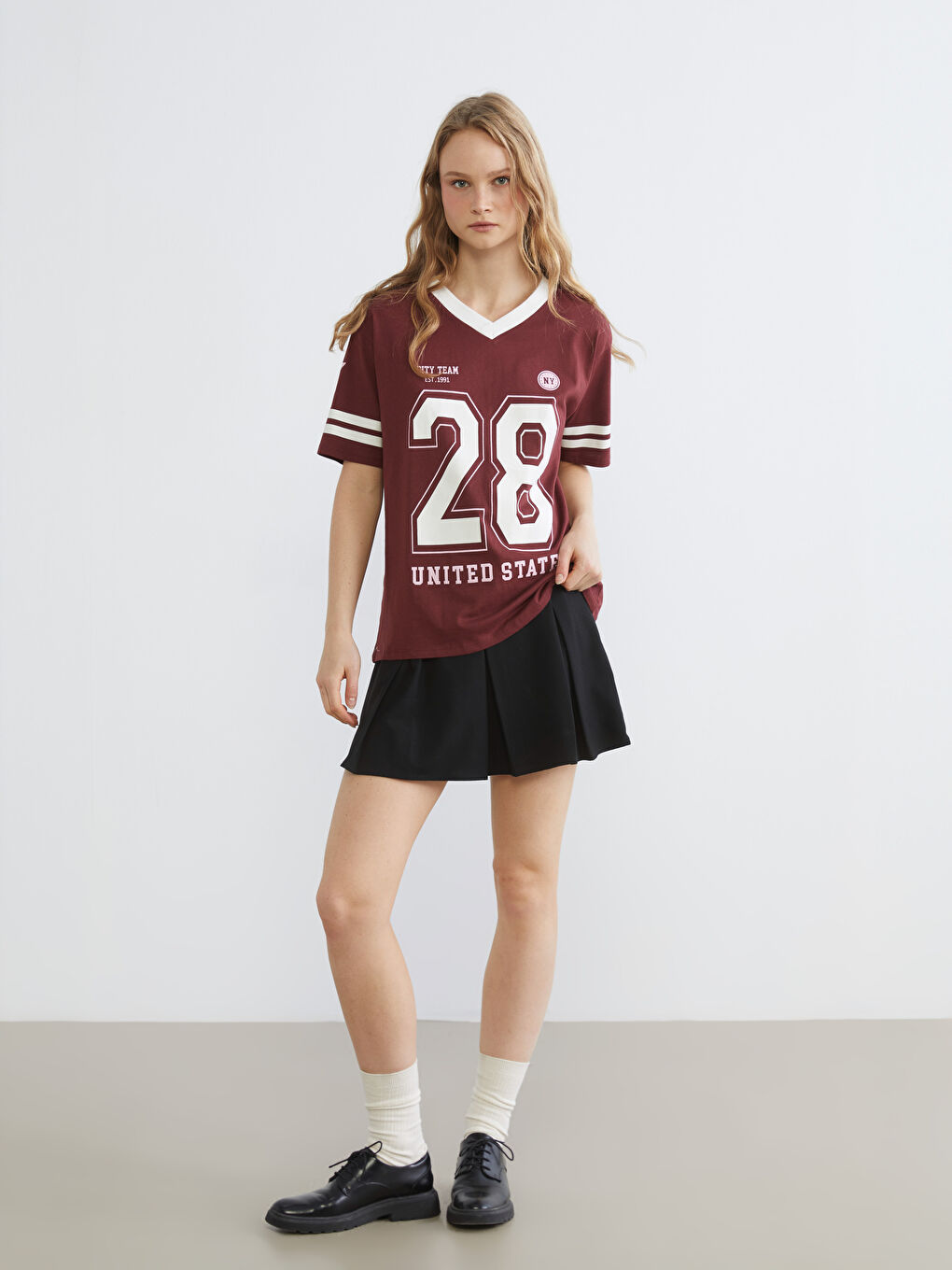 v жағалы принтті оверсайз әйелдер футболкасы-1