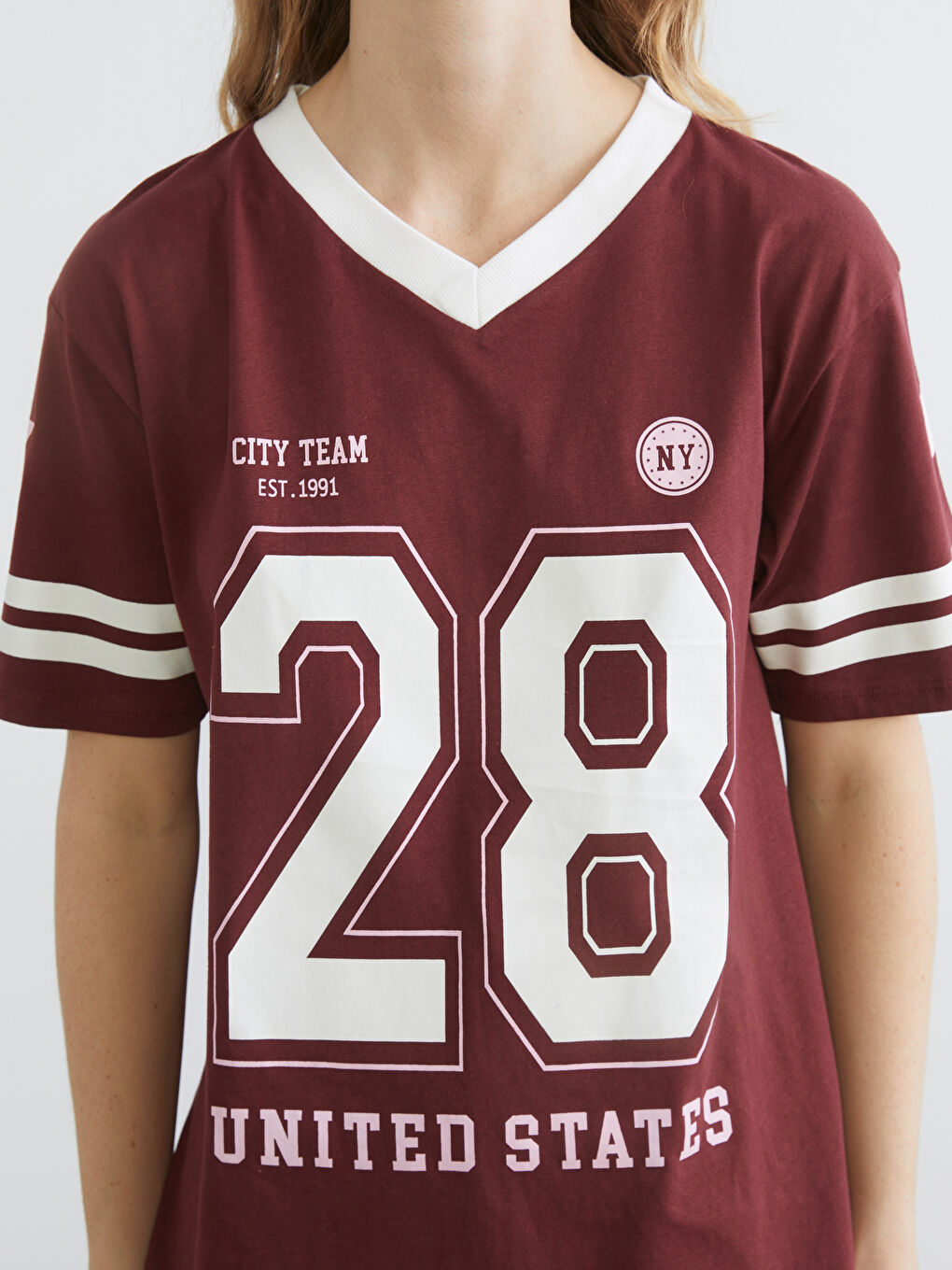 v жағалы принтті оверсайз әйелдер футболкасы-2