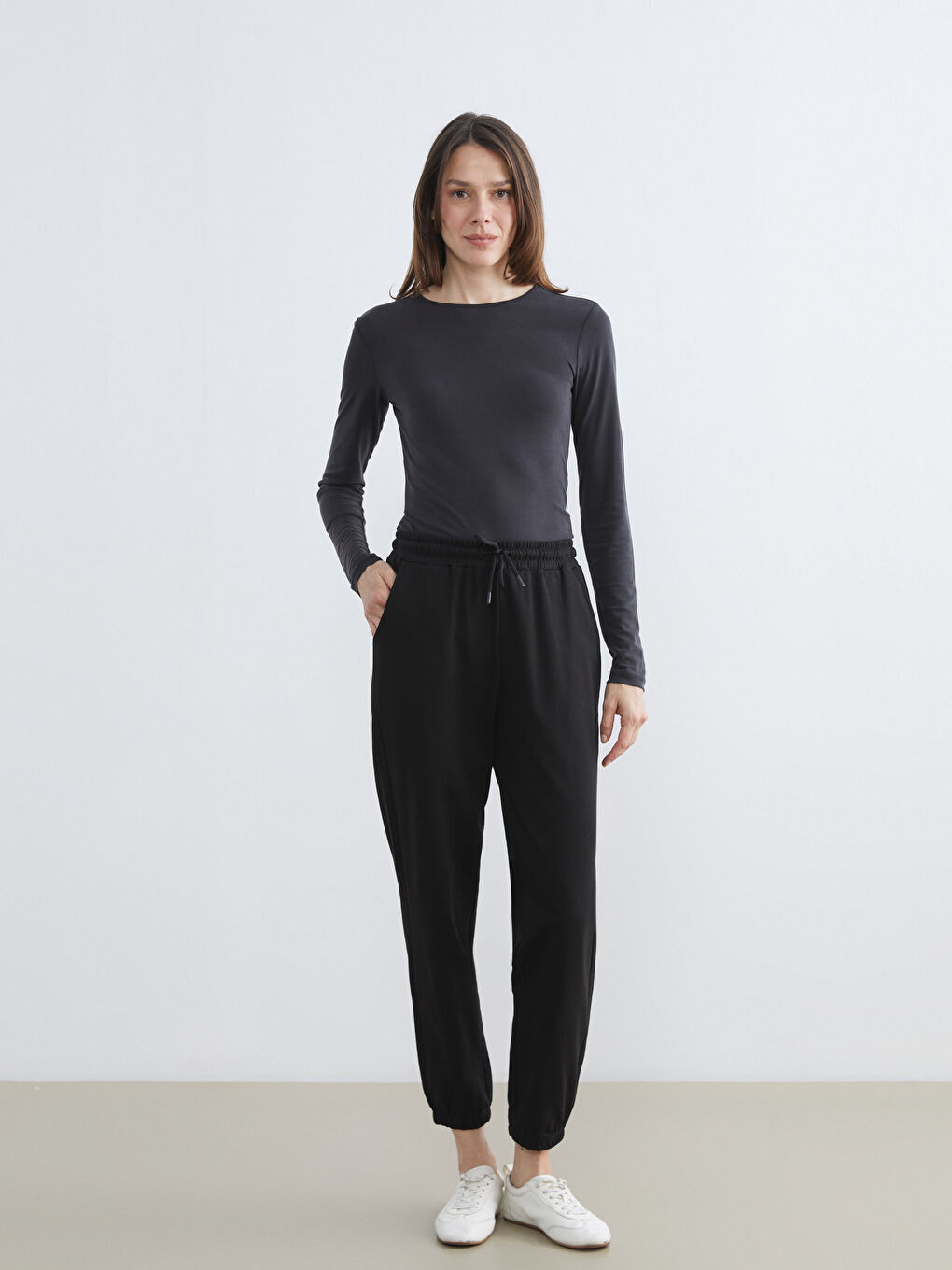 بنطال رياضي رياضي أسود امرأة