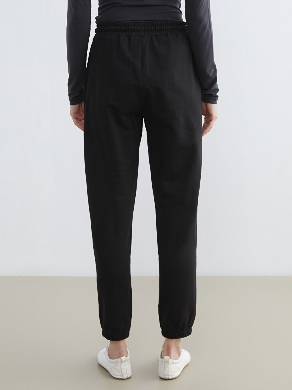 بنطال رياضي رياضي أسود امرأة-3