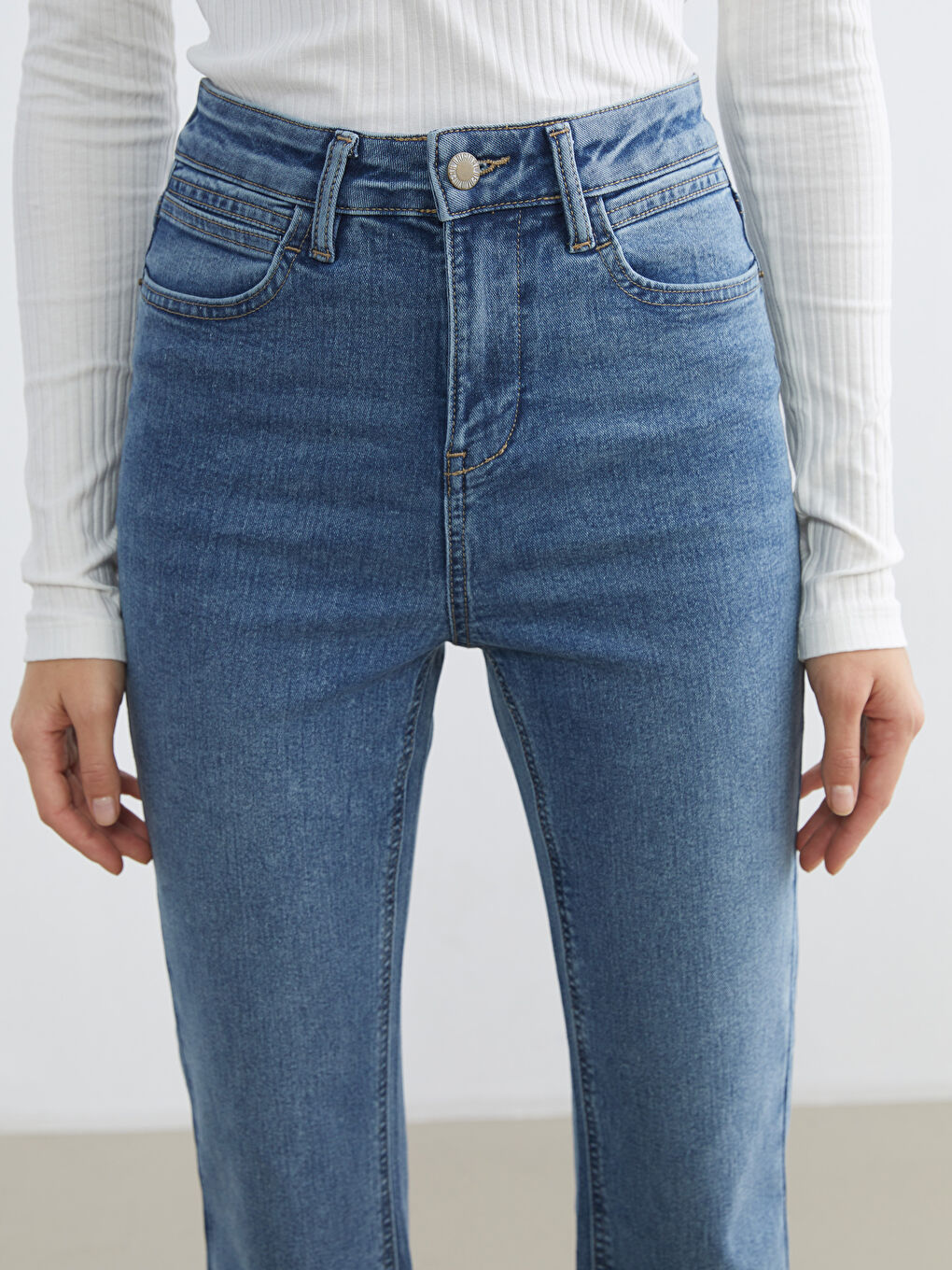 Γυναικείο παντελόνι τζιν με καμπάνα-2