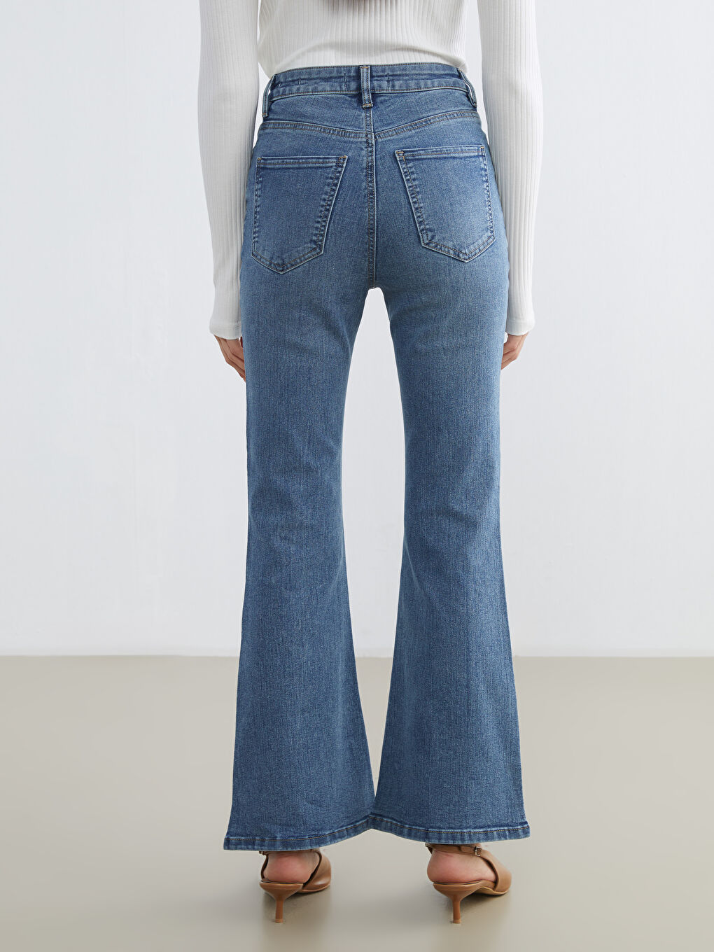 Γυναικείο παντελόνι τζιν με καμπάνα-3