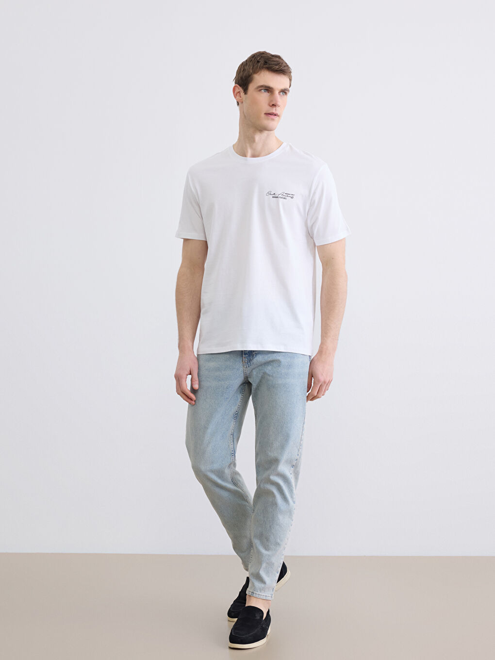 Beyaz Bisiklet Yaka Baskılı Erkek Tişört-1