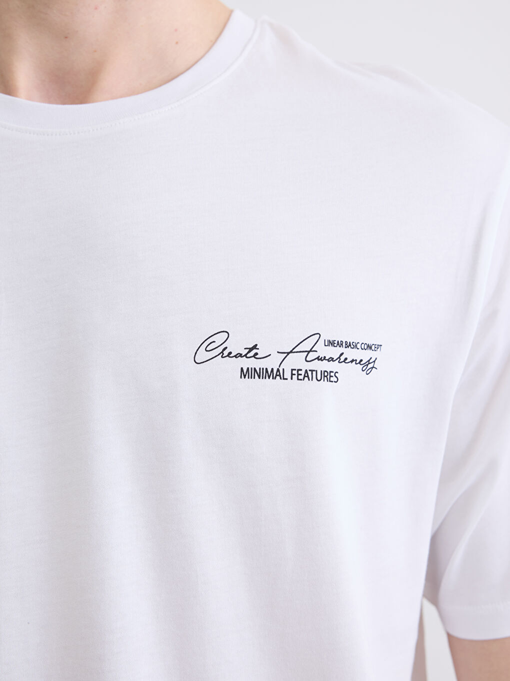 Beyaz Bisiklet Yaka Baskılı Erkek Tişört-2