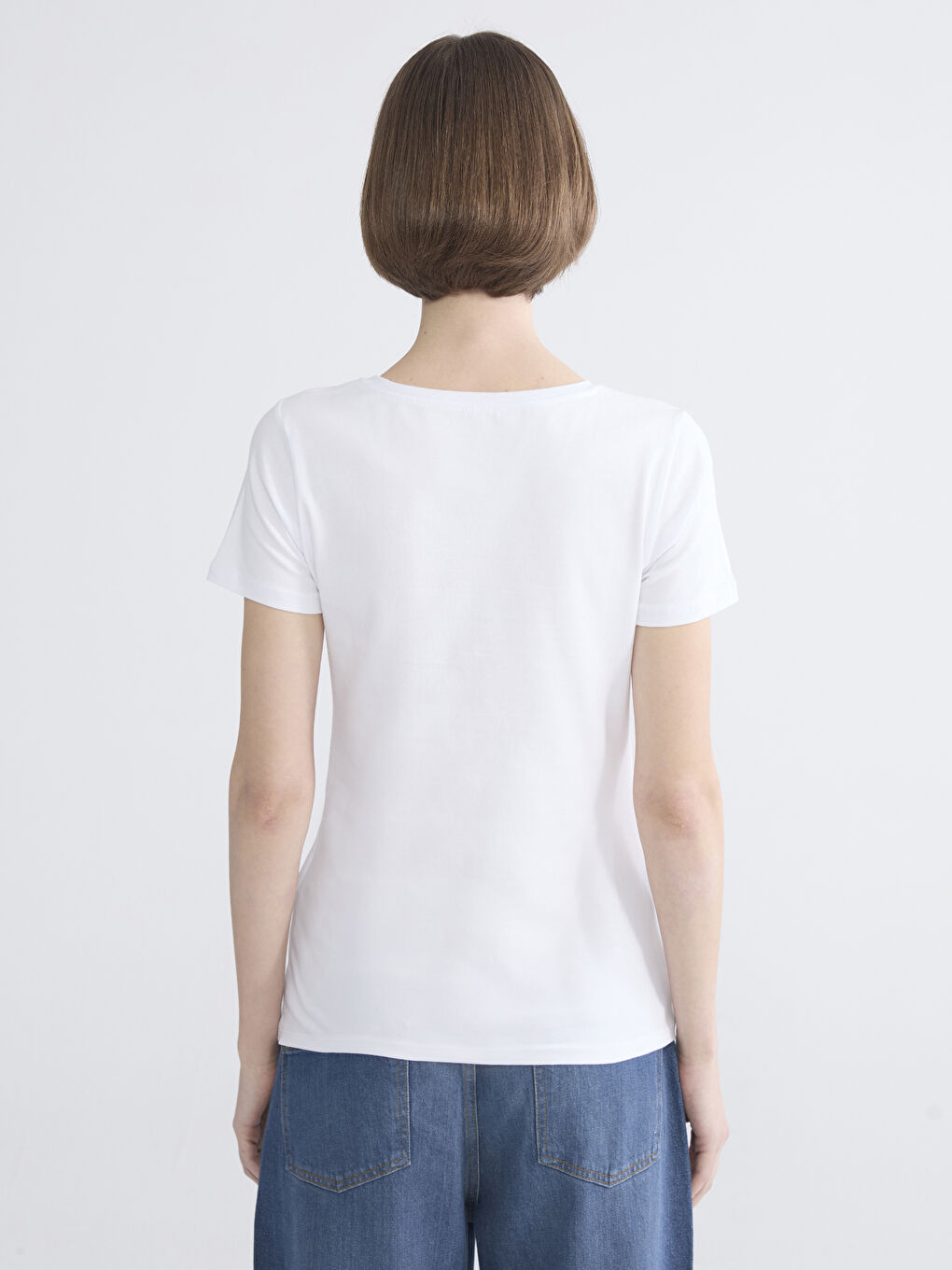 Beyaz V Yaka Kadın Tişört-3