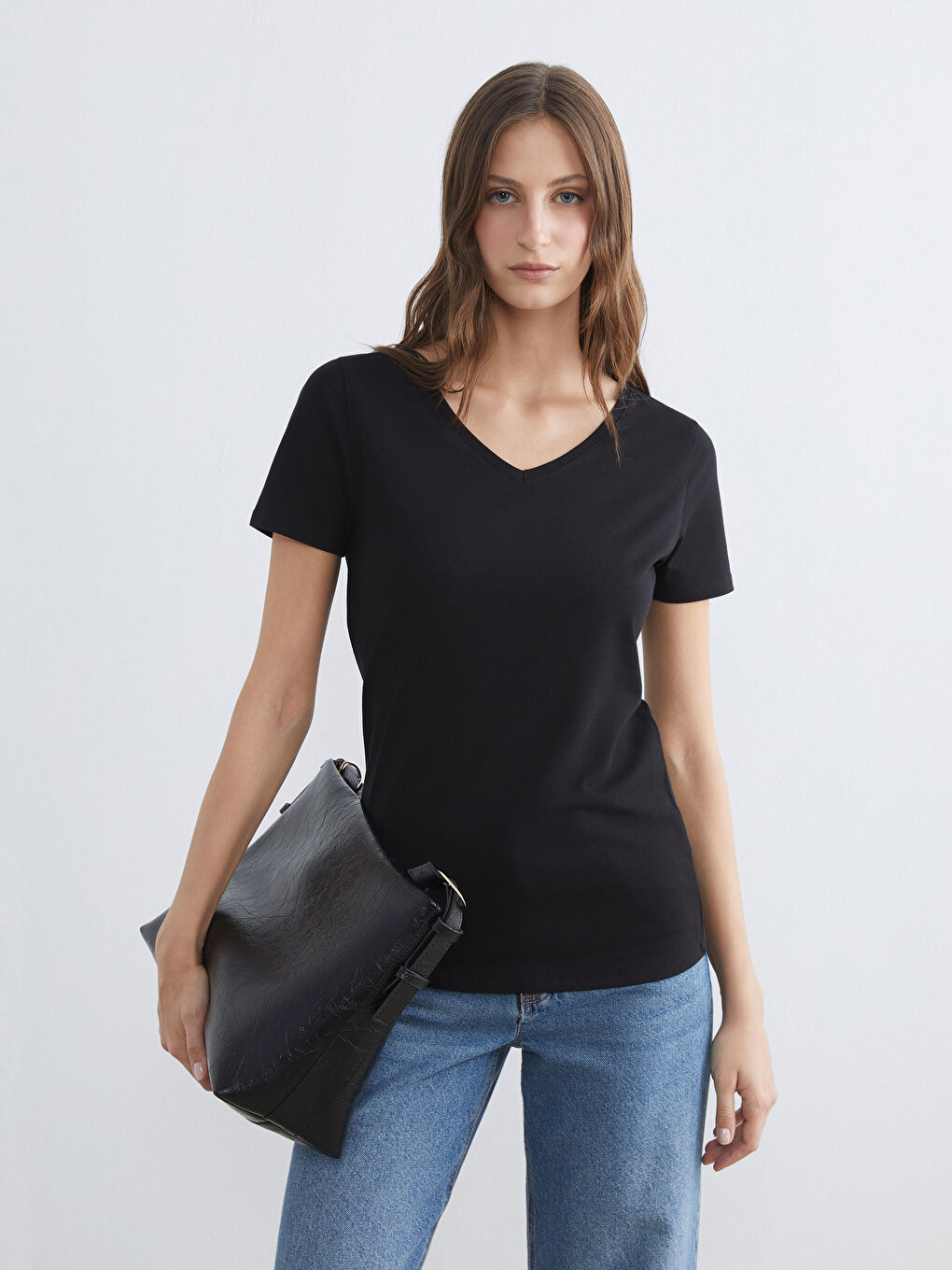 Siyah V Yaka Kadın Tişört