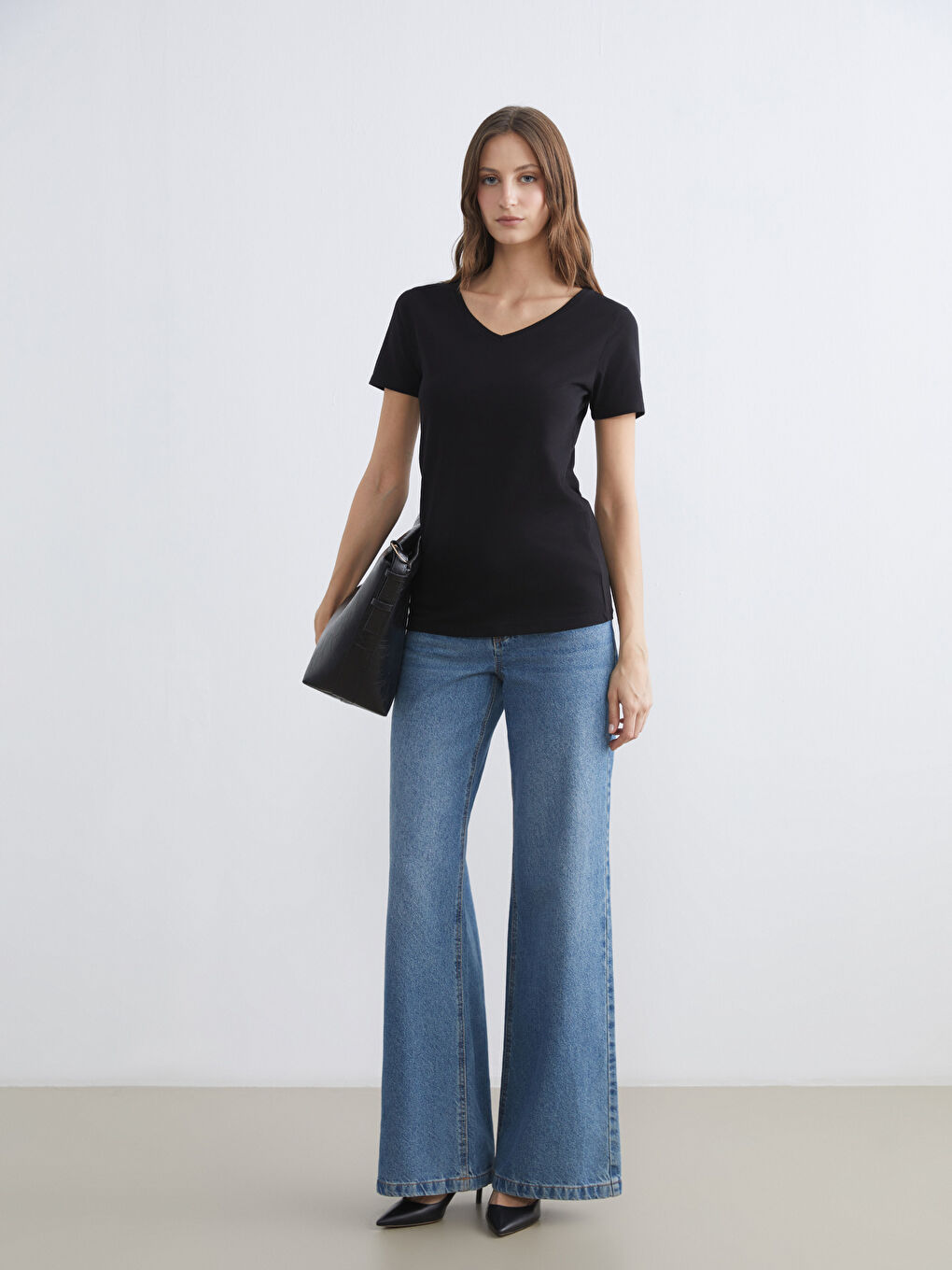 Siyah V Yaka Kadın Tişört-1