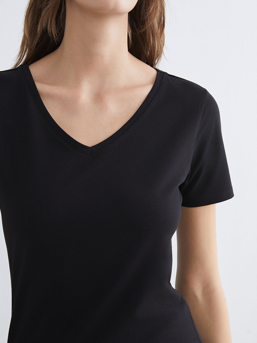 Siyah V Yaka Kadın Tişört-2