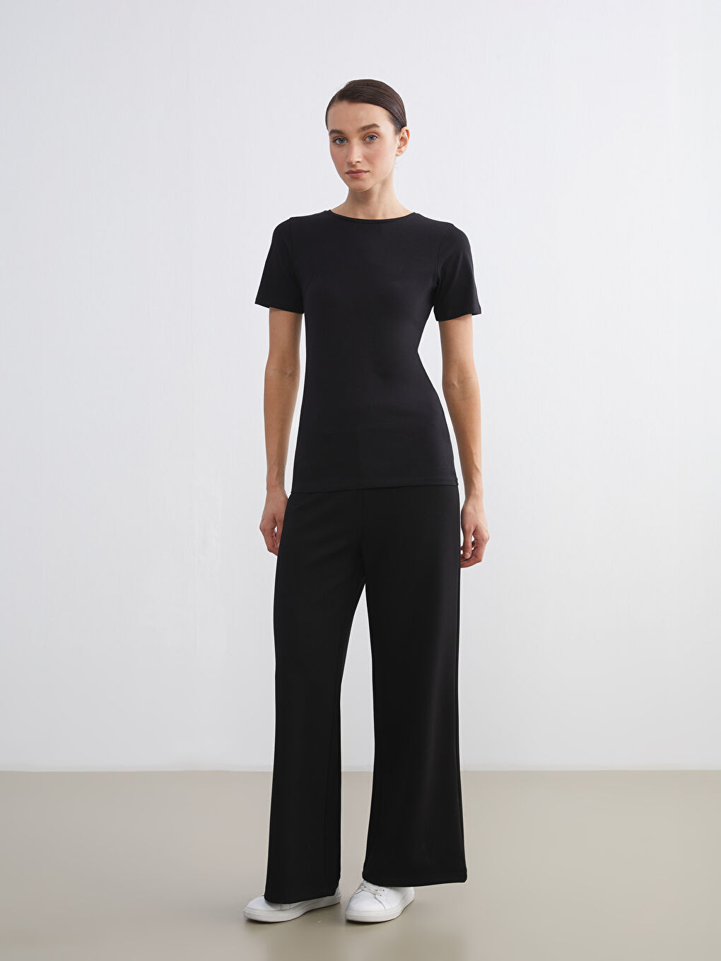 Siyah Bisiklet Yaka Kadın Tişört-1