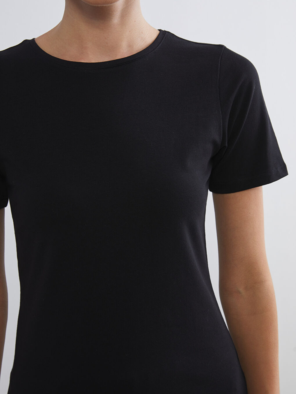 Siyah Bisiklet Yaka Kadın Tişört-2