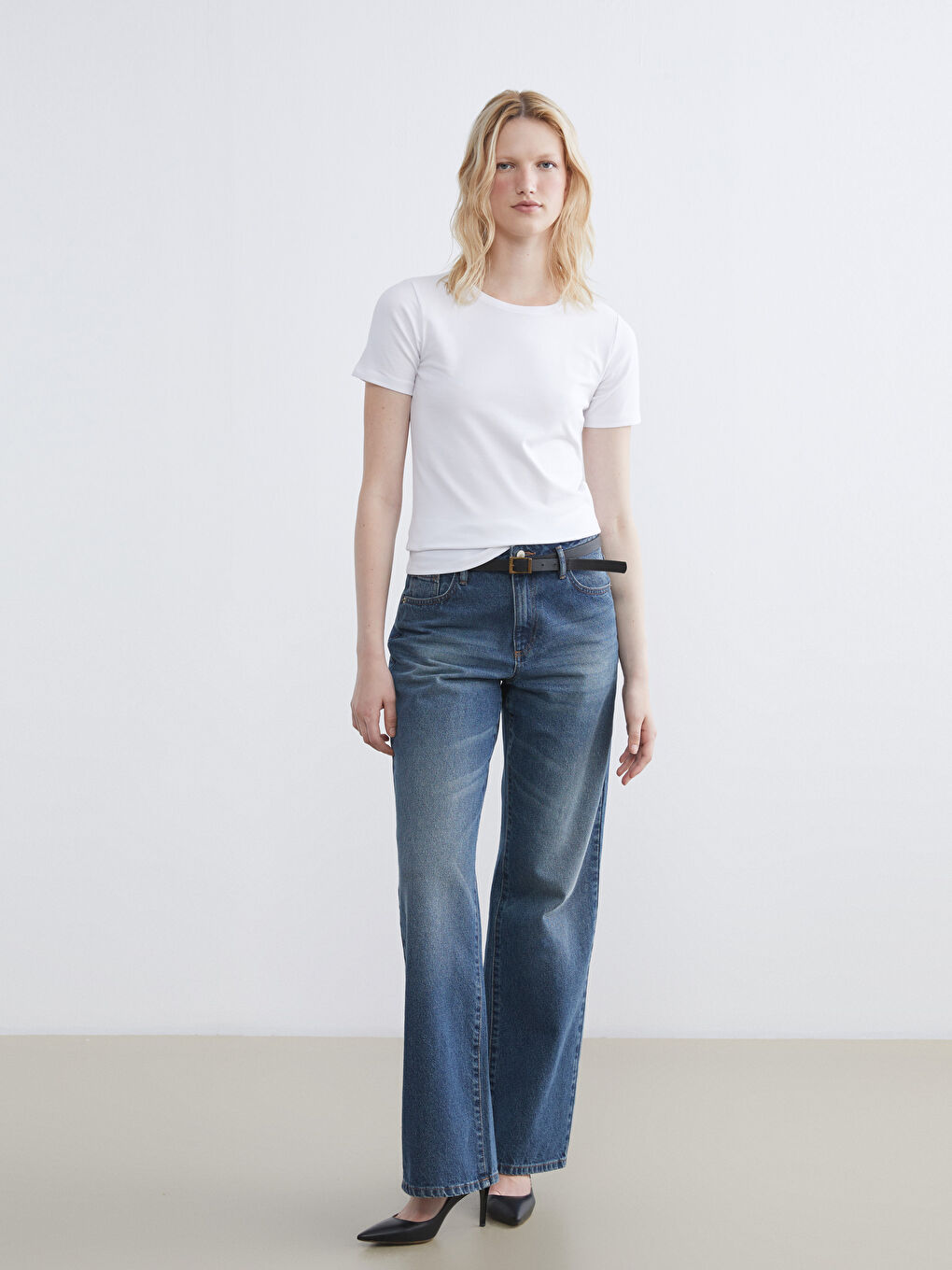 Beyaz Bisiklet Yaka Kadın Tişört-1