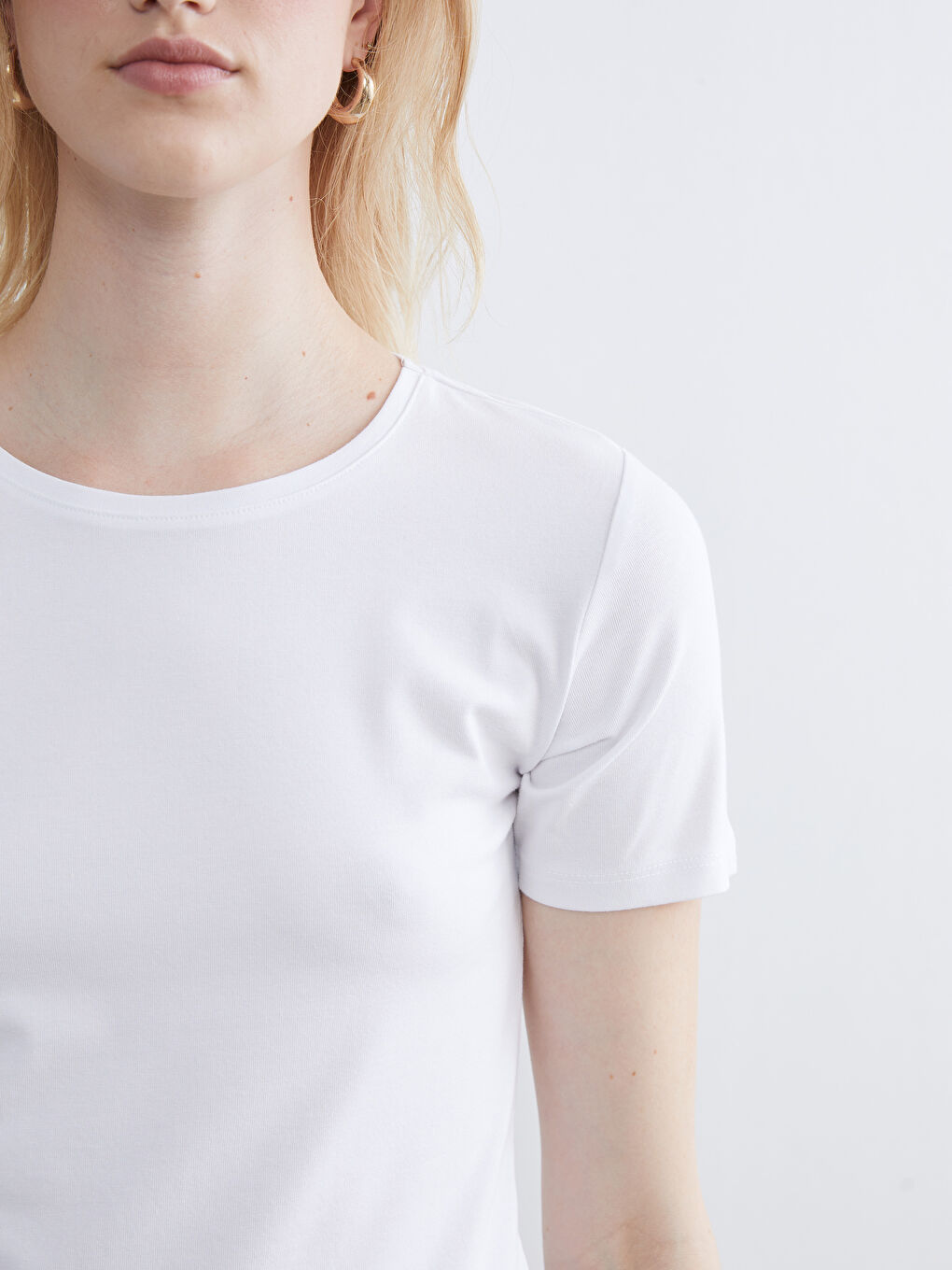 Beyaz Bisiklet Yaka Kadın Tişört-2