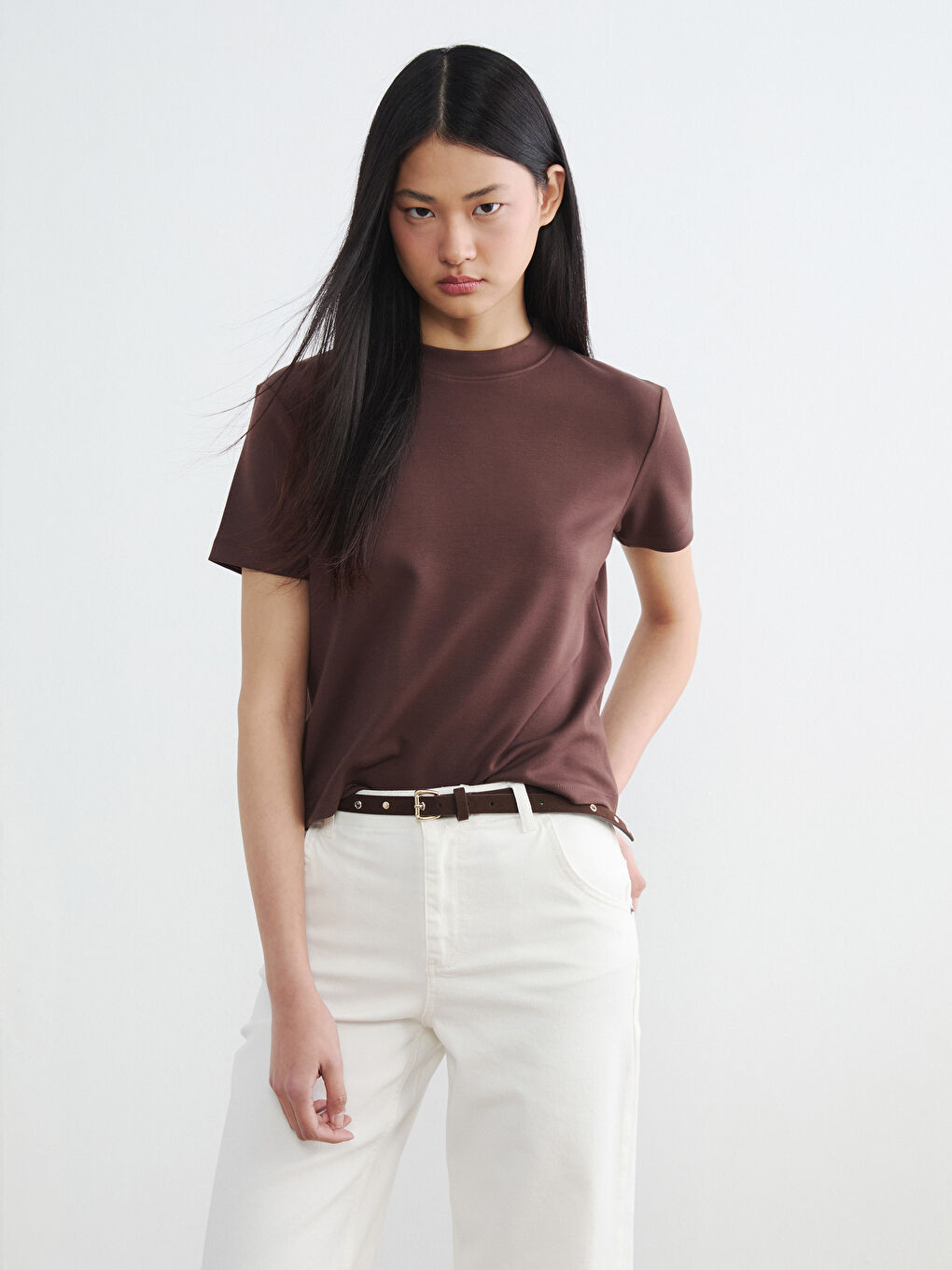 Kahverengi Dik Yaka Kadın Tişört