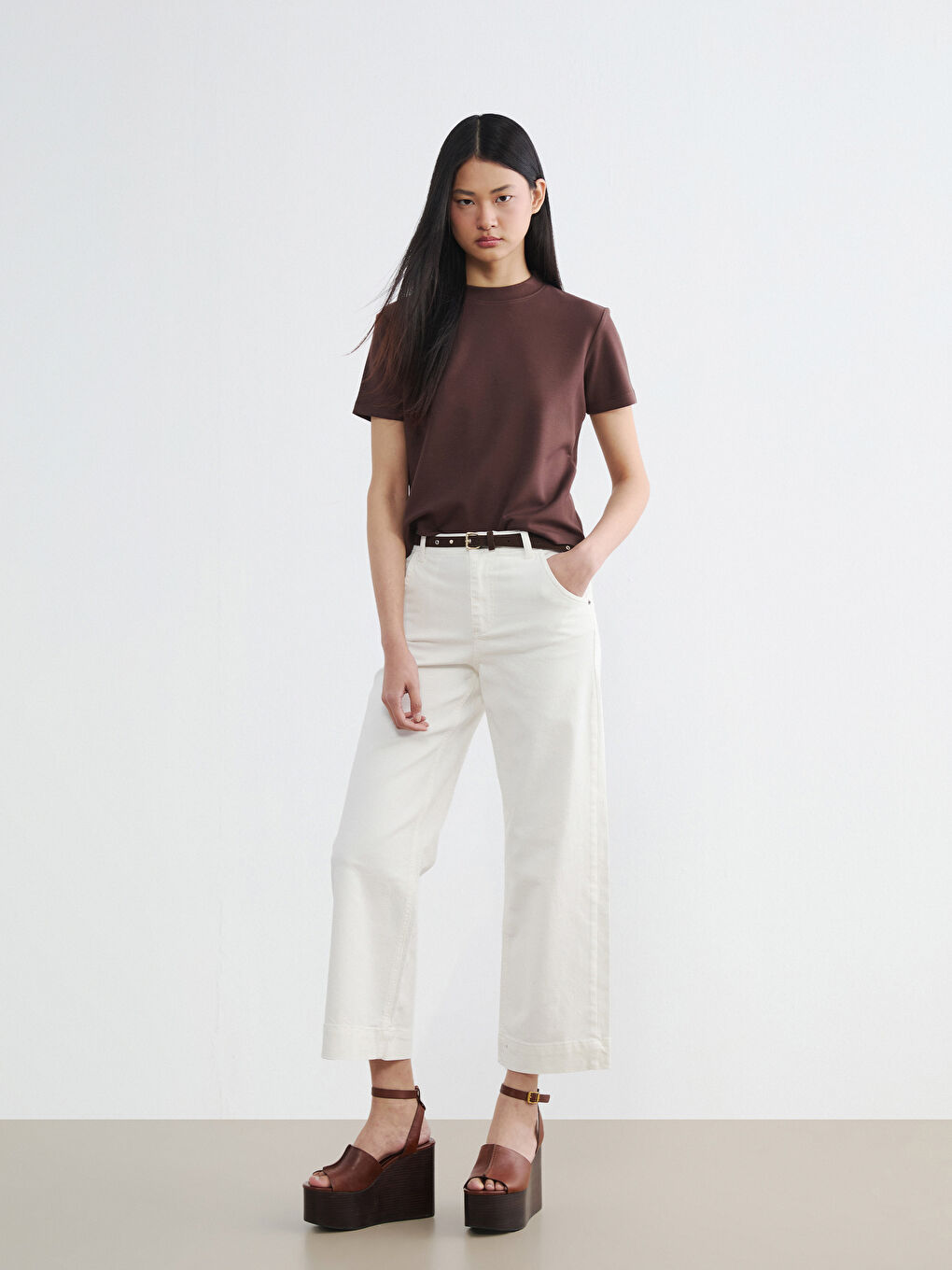 Kahverengi Dik Yaka Kadın Tişört-1