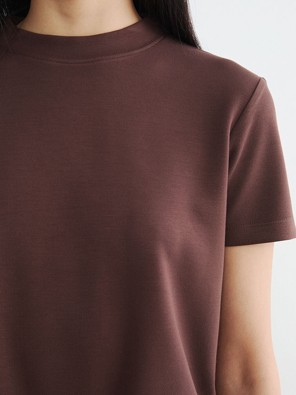 Kahverengi Dik Yaka Kadın Tişört-2