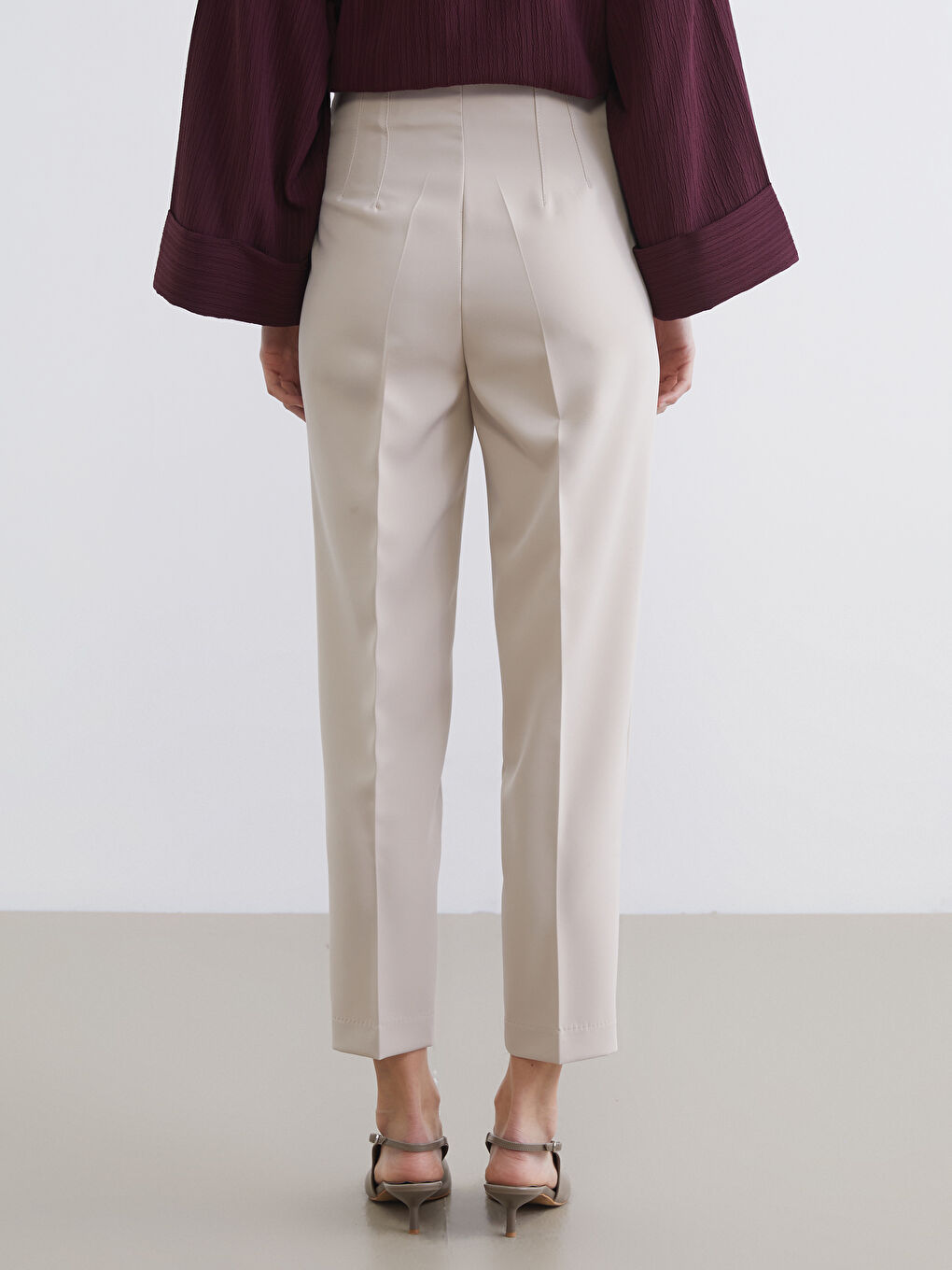 Плисиран панталон с висока талия и стеснен крачол за жени-3