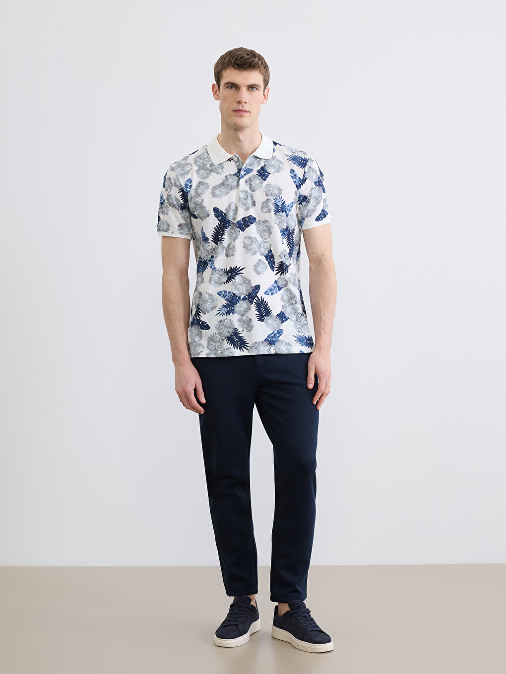 Beyaz Polo Yaka Desenli Pike Erkek Tişört-1