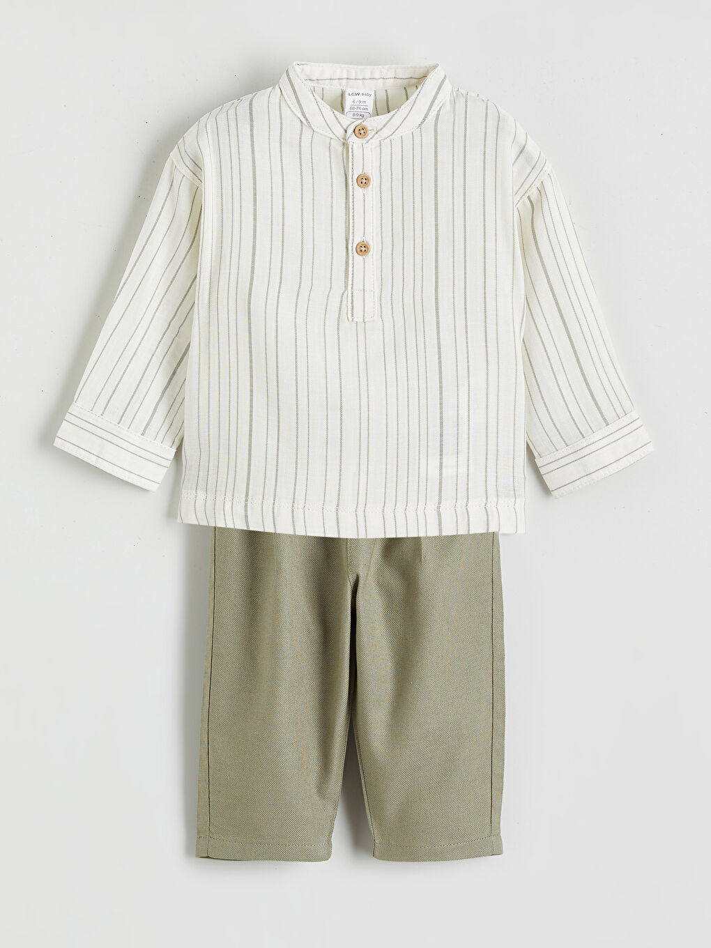 Košulja sa mandarinskom kragnom i pantalone za dečaka.