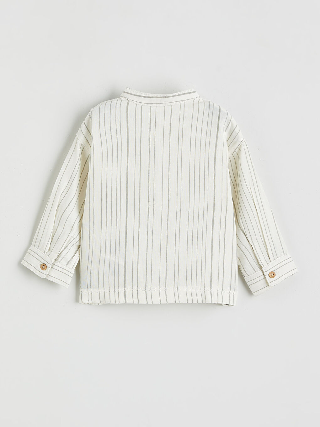 Košulja sa mandarinskom kragnom i pantalone za dečaka.-2