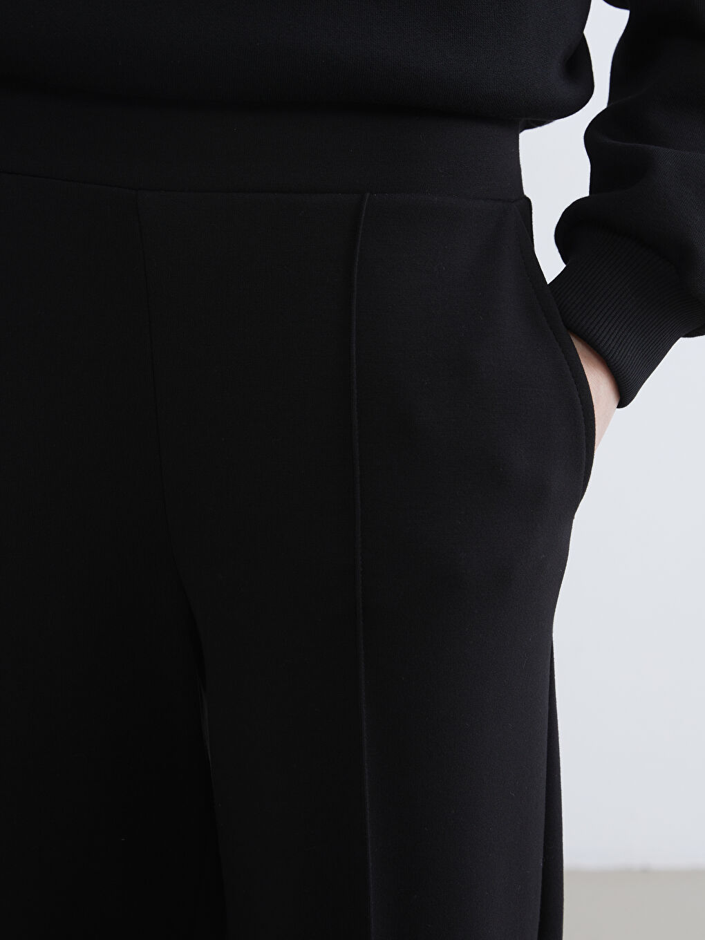 Siyah Beli Lastikli Geniş Paça Kadın Eşofman Altı-2