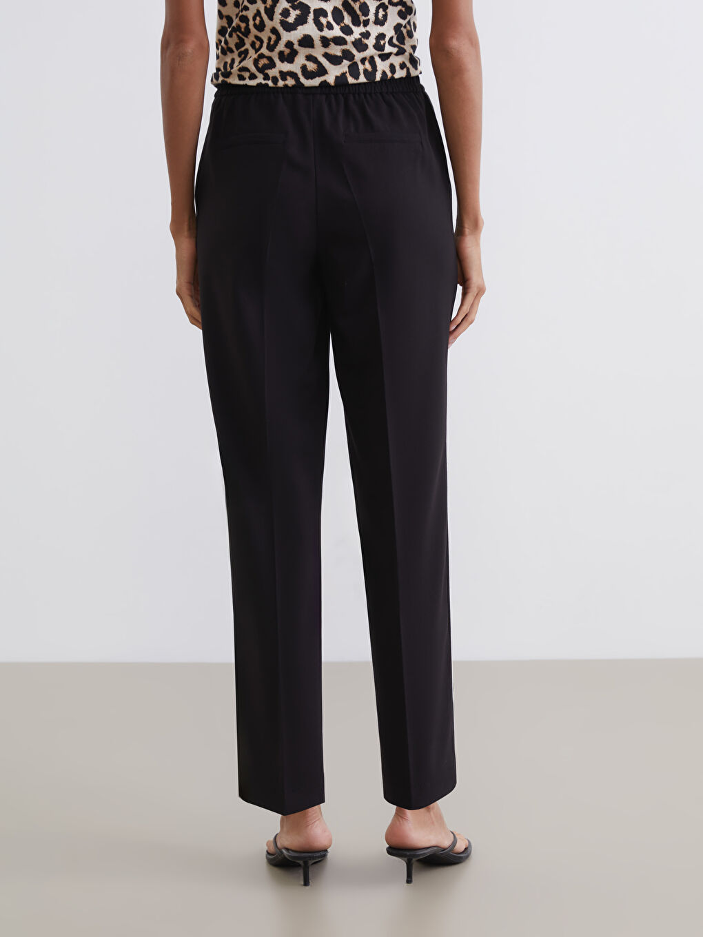 Women's Carrot Fit Trousers with Elastic Waistband-3