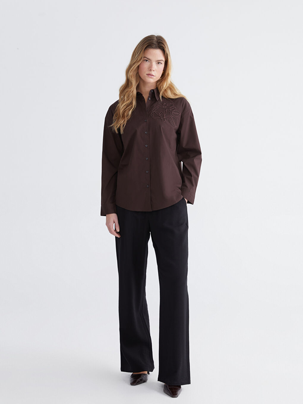 მარტივი ელეგანტურობა და ყოველდღიური კომფორტი ერთიანდება ჩვენს ფართო შარვლებში ელასტიური წელის ზონით.