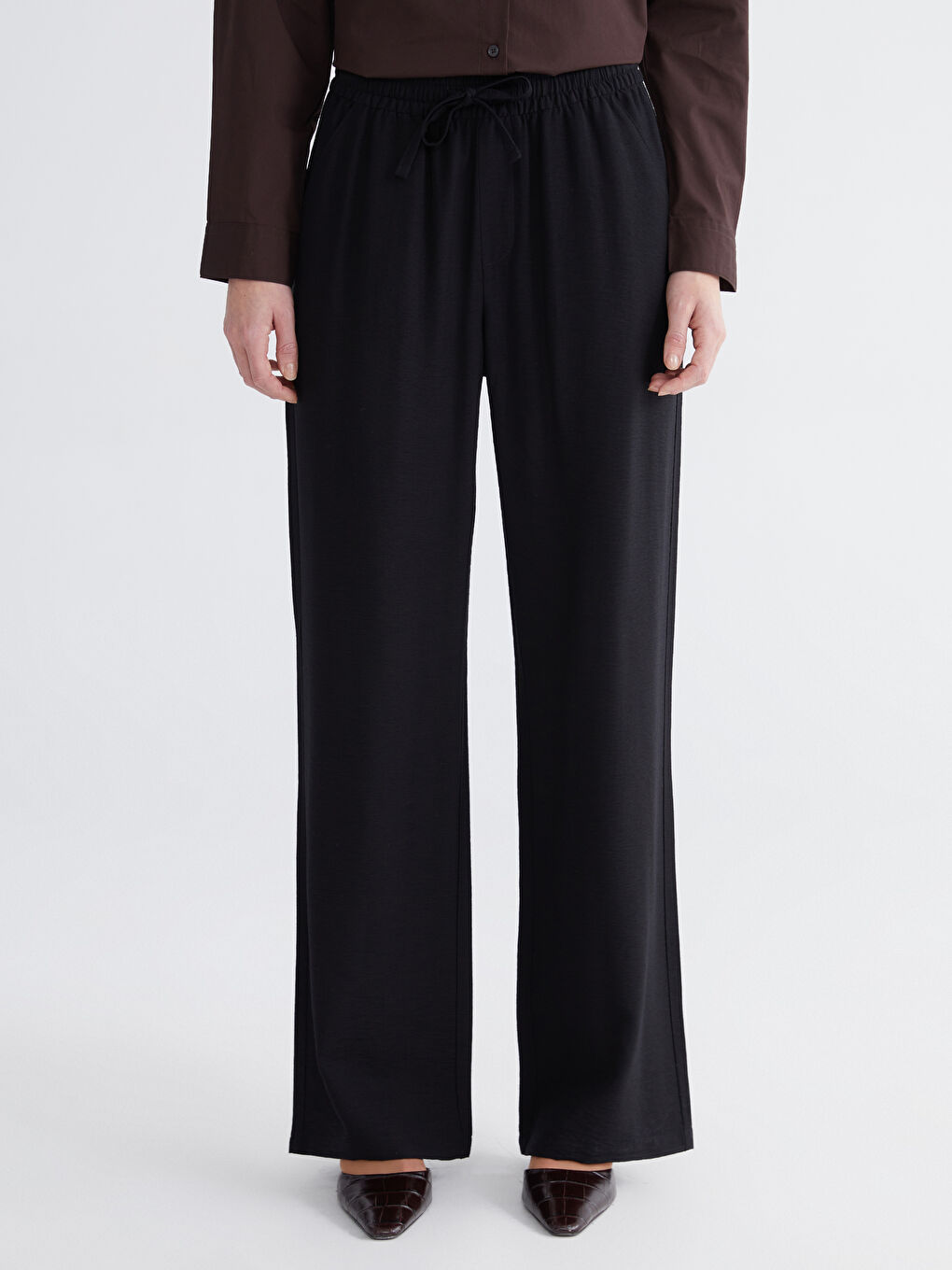 მარტივი ელეგანტურობა და ყოველდღიური კომფორტი ერთიანდება ჩვენს ფართო შარვლებში ელასტიური წელის ზონით.-1