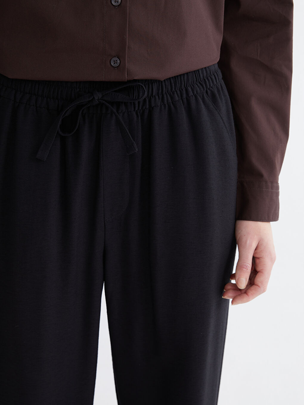 მარტივი ელეგანტურობა და ყოველდღიური კომფორტი ერთიანდება ჩვენს ფართო შარვლებში ელასტიური წელის ზონით.-2