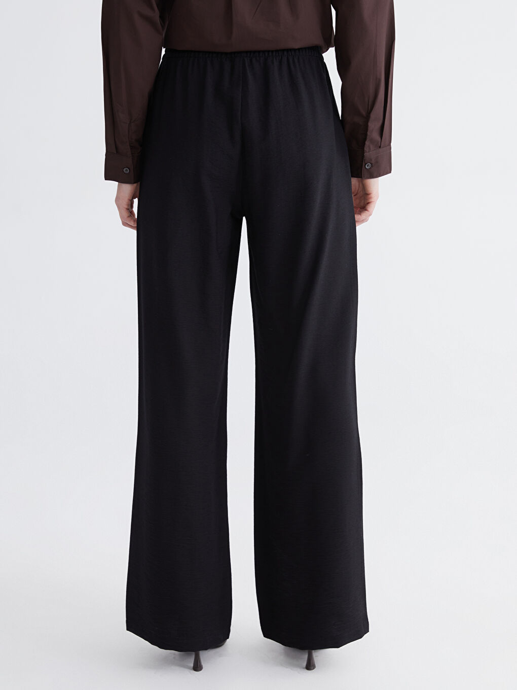 მარტივი ელეგანტურობა და ყოველდღიური კომფორტი ერთიანდება ჩვენს ფართო შარვლებში ელასტიური წელის ზონით.-3